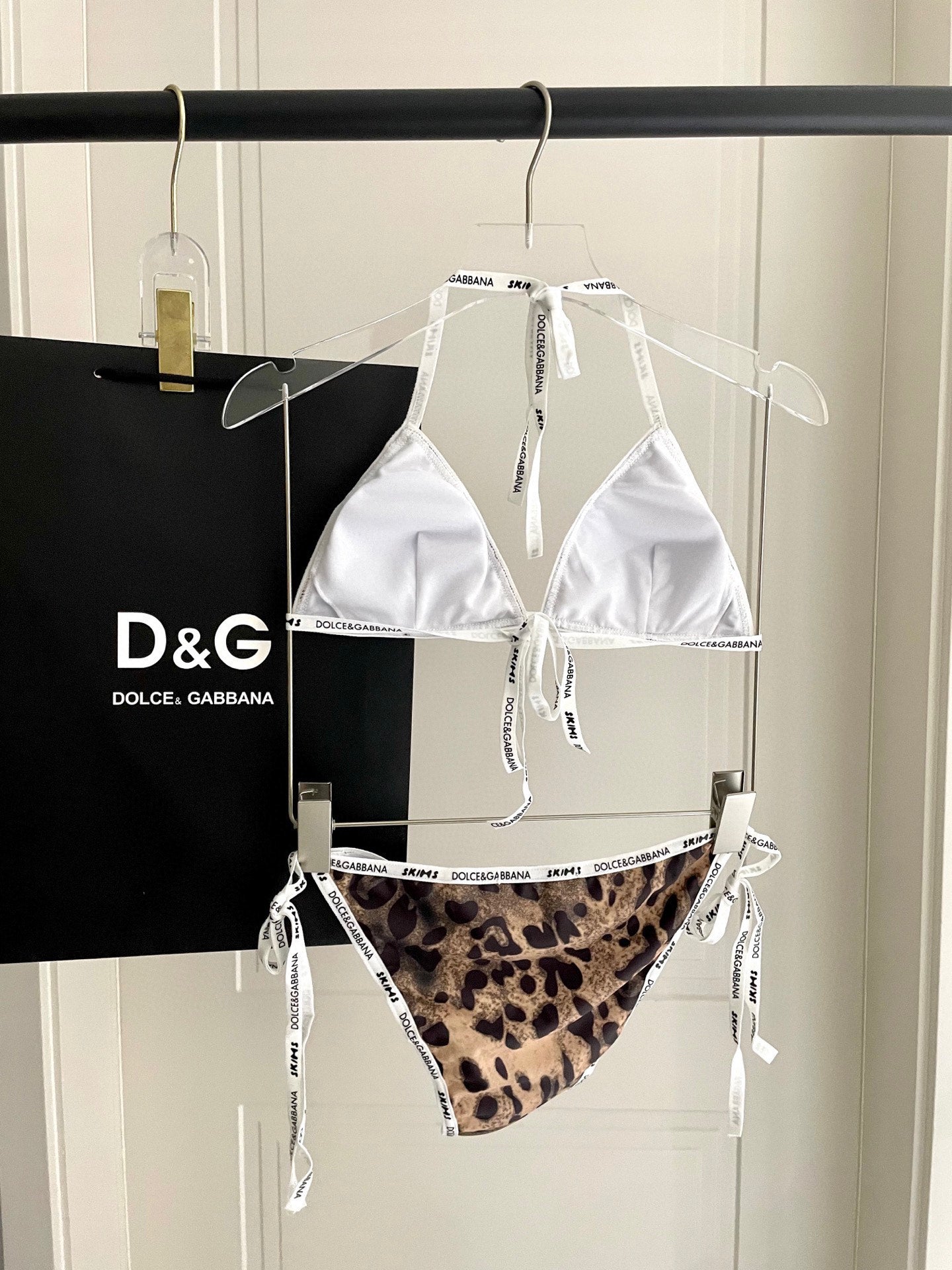 Fashionable leopard print bikini