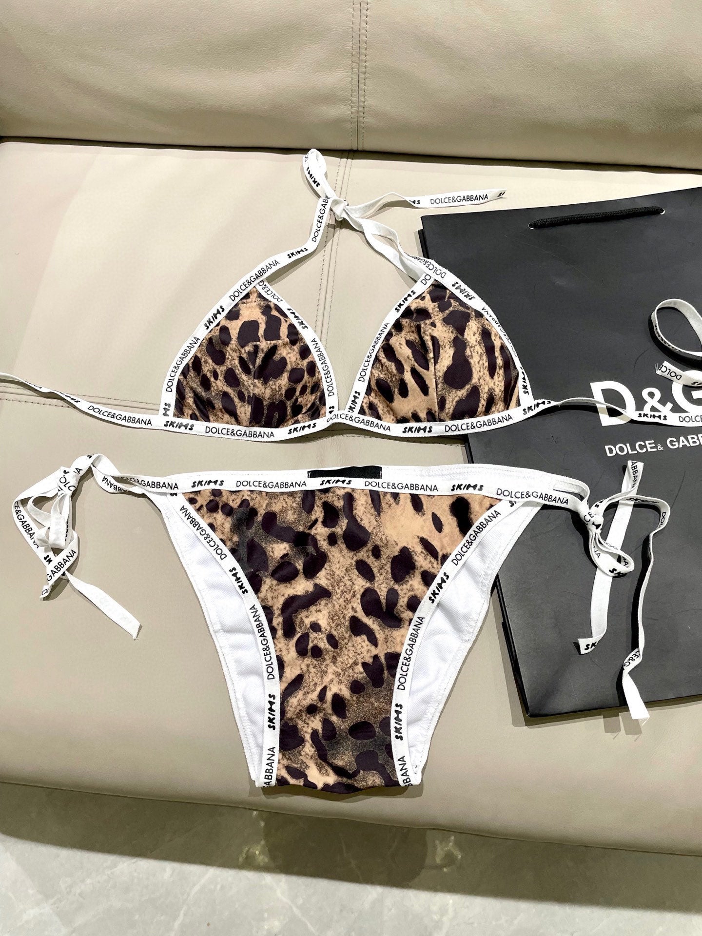 Fashionable leopard print bikini