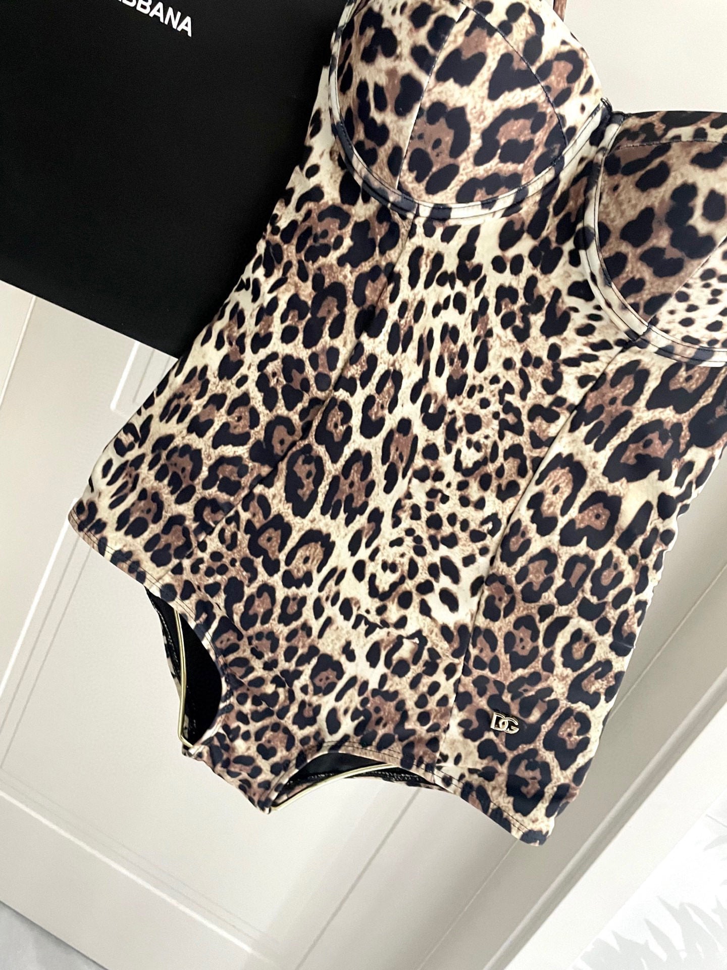 Fashionable leopard print one-piece swimsuit