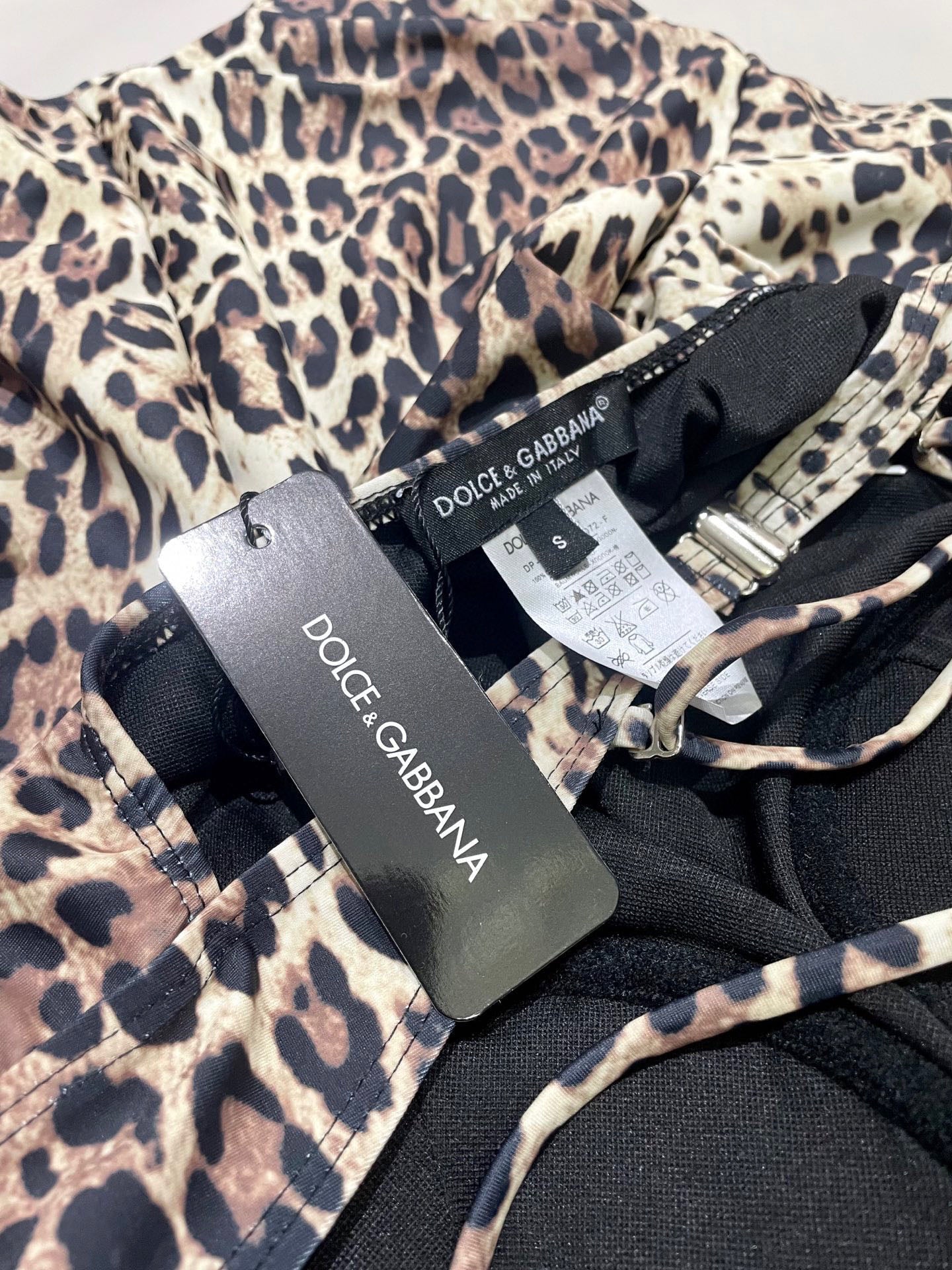 Fashionable leopard print one-piece swimsuit