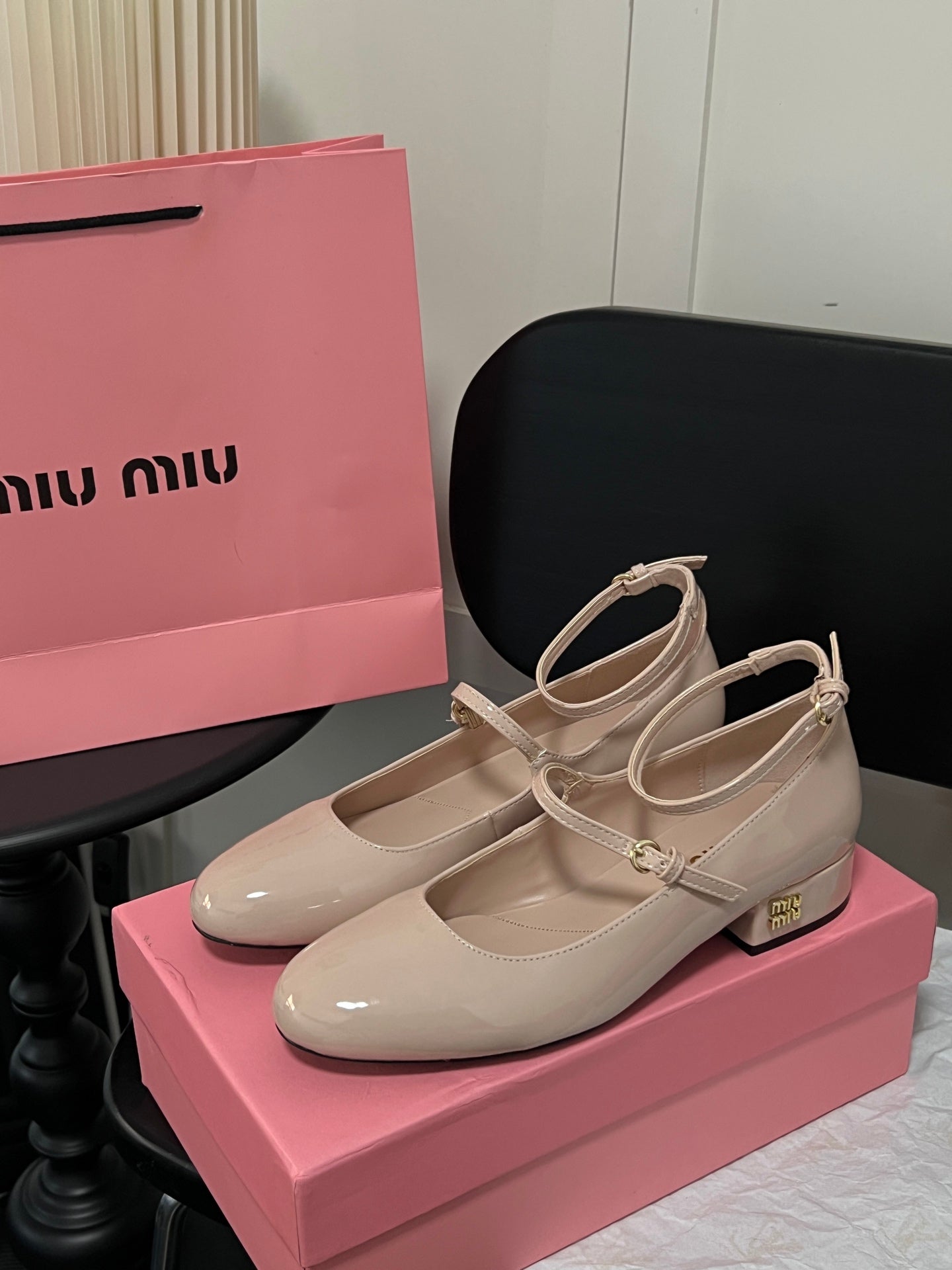 Mary Jane style flat shoes