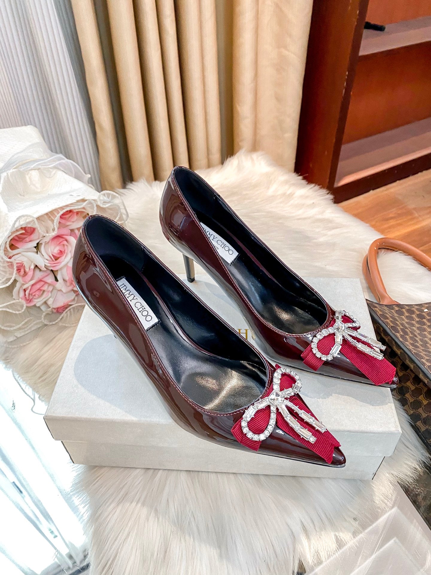 New stylish and versatile high-heeled shoes