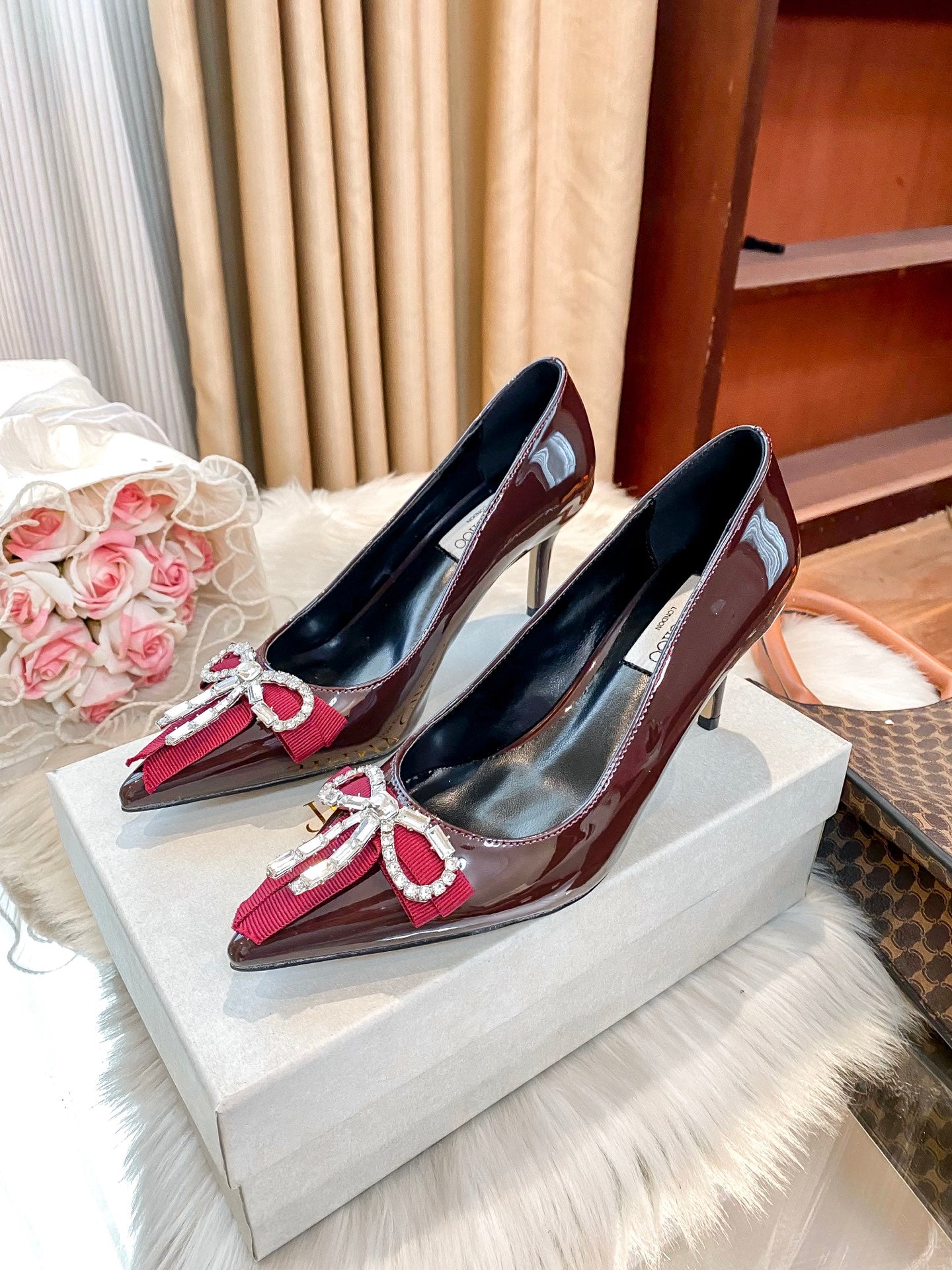 New stylish and versatile high-heeled shoes