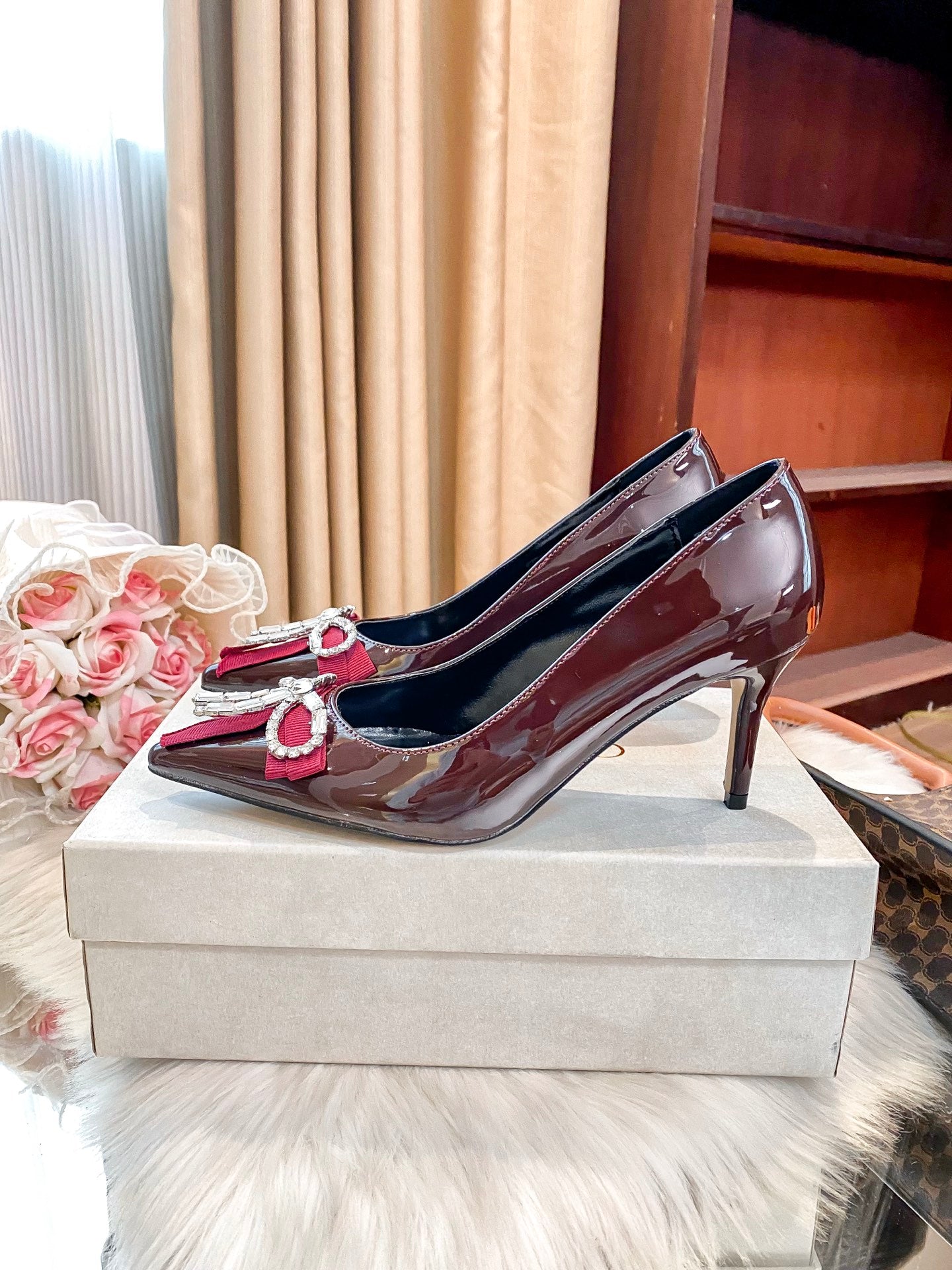 New stylish and versatile high-heeled shoes