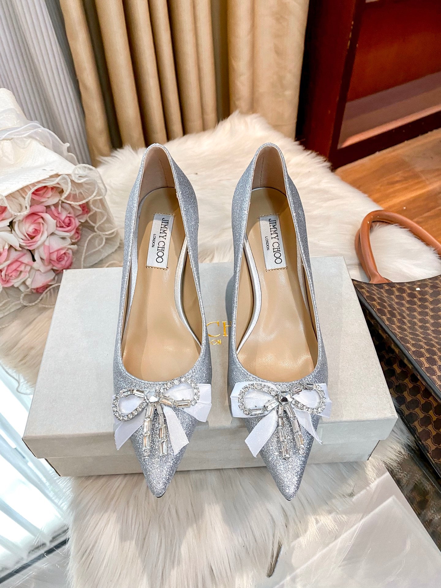 New stylish and versatile high-heeled shoes