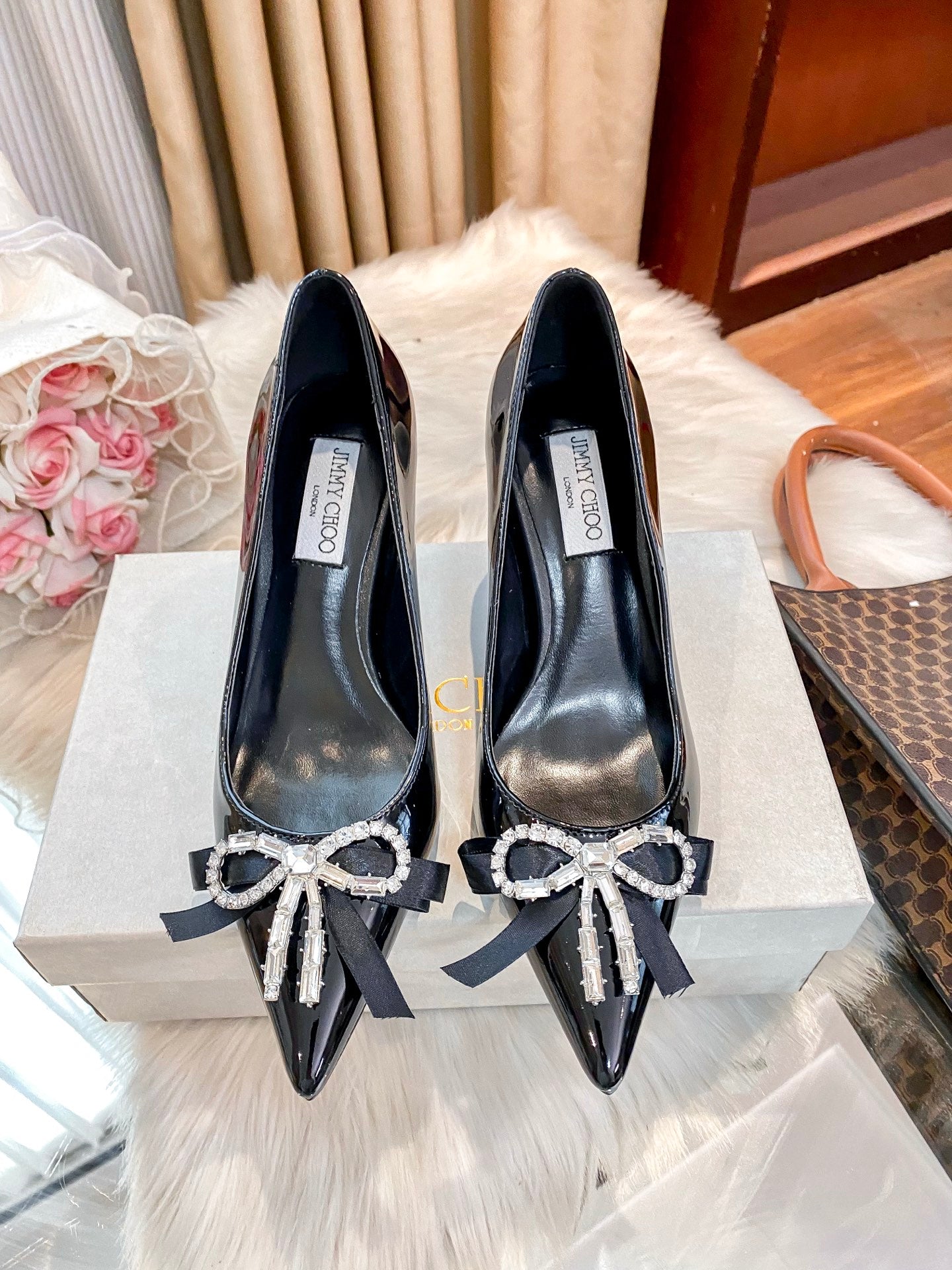 New stylish and versatile high-heeled shoes