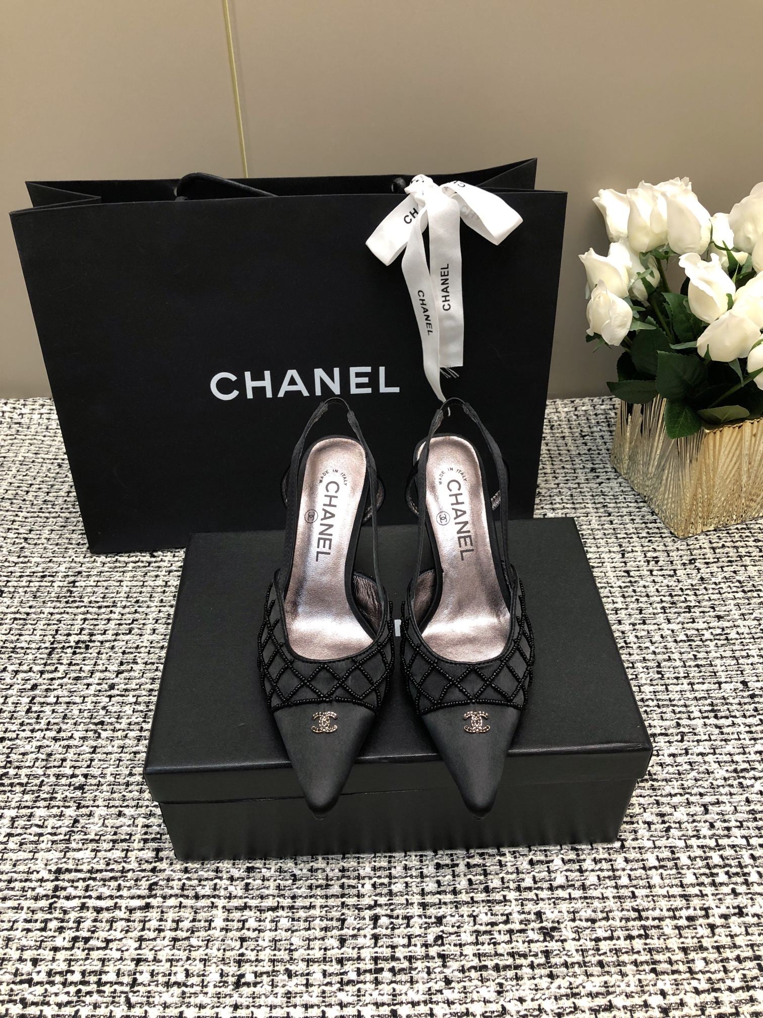 Pointed-toe high-heeled sandals