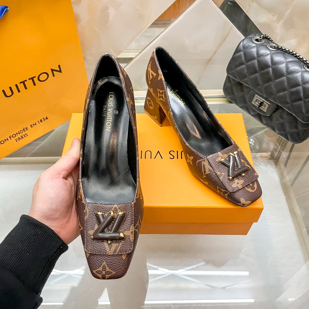 New style chunky-heeled shoes