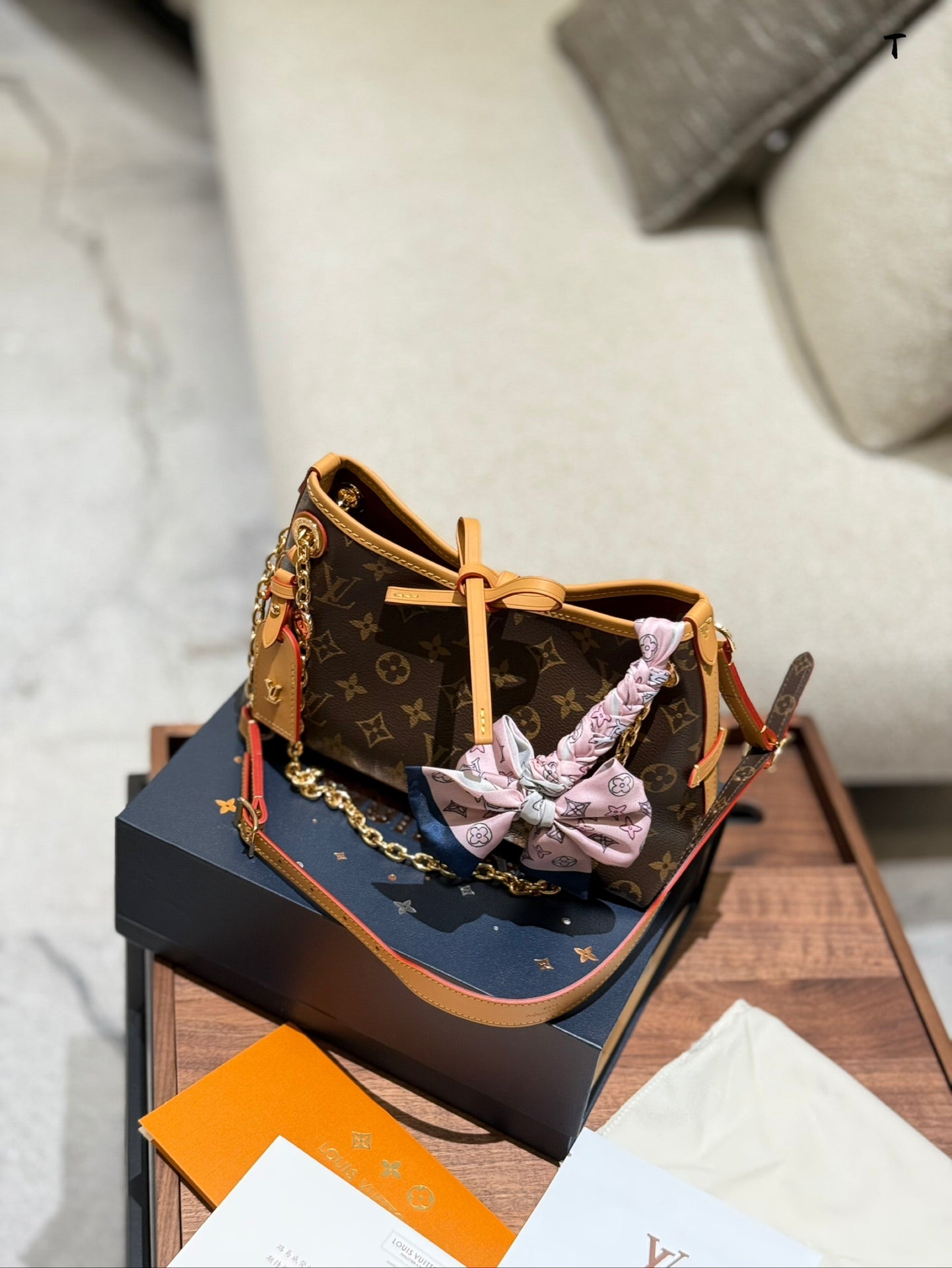 New stylish and versatile shoulder/crossbody tote bag