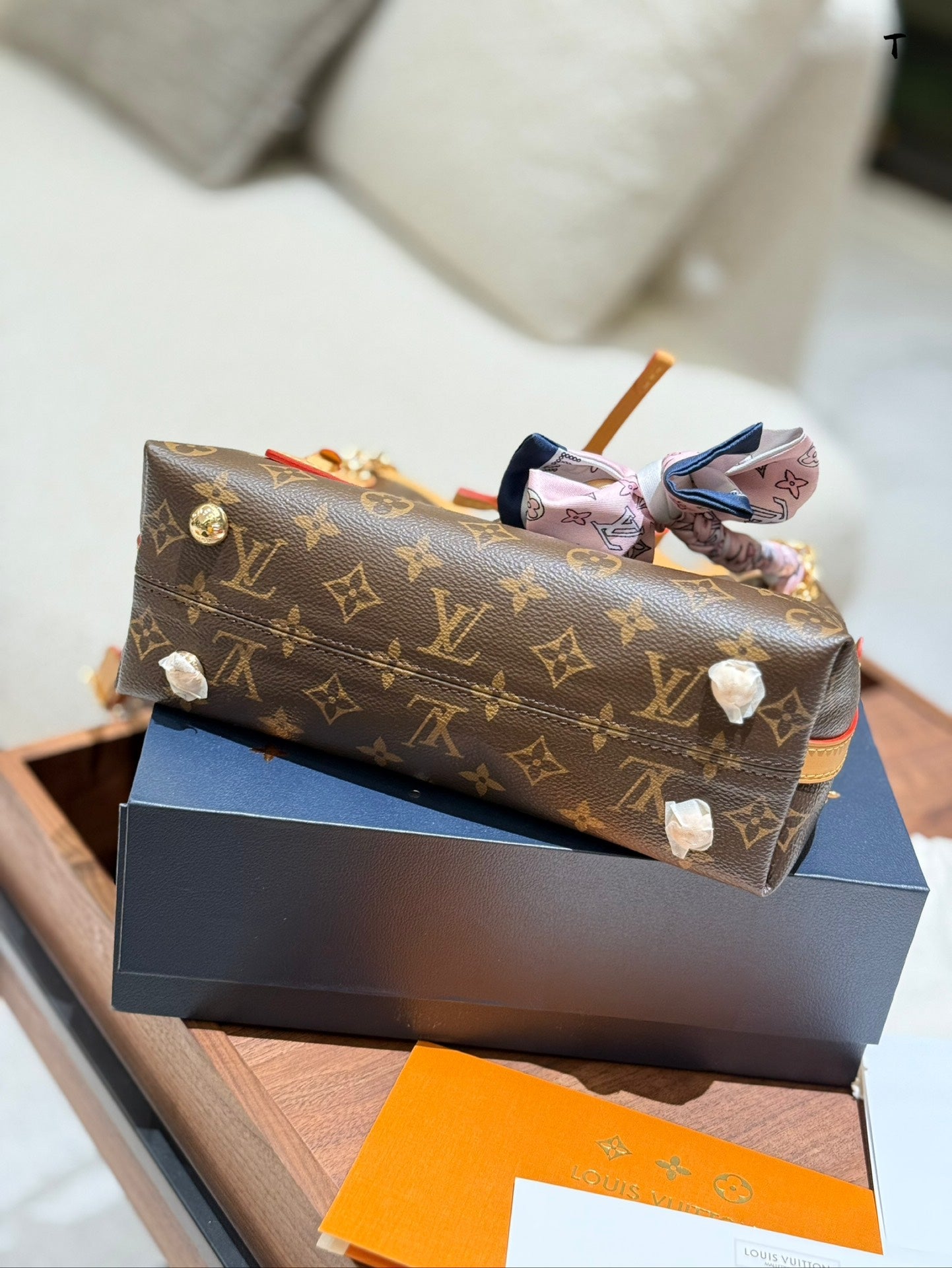 New stylish and versatile shoulder/crossbody tote bag