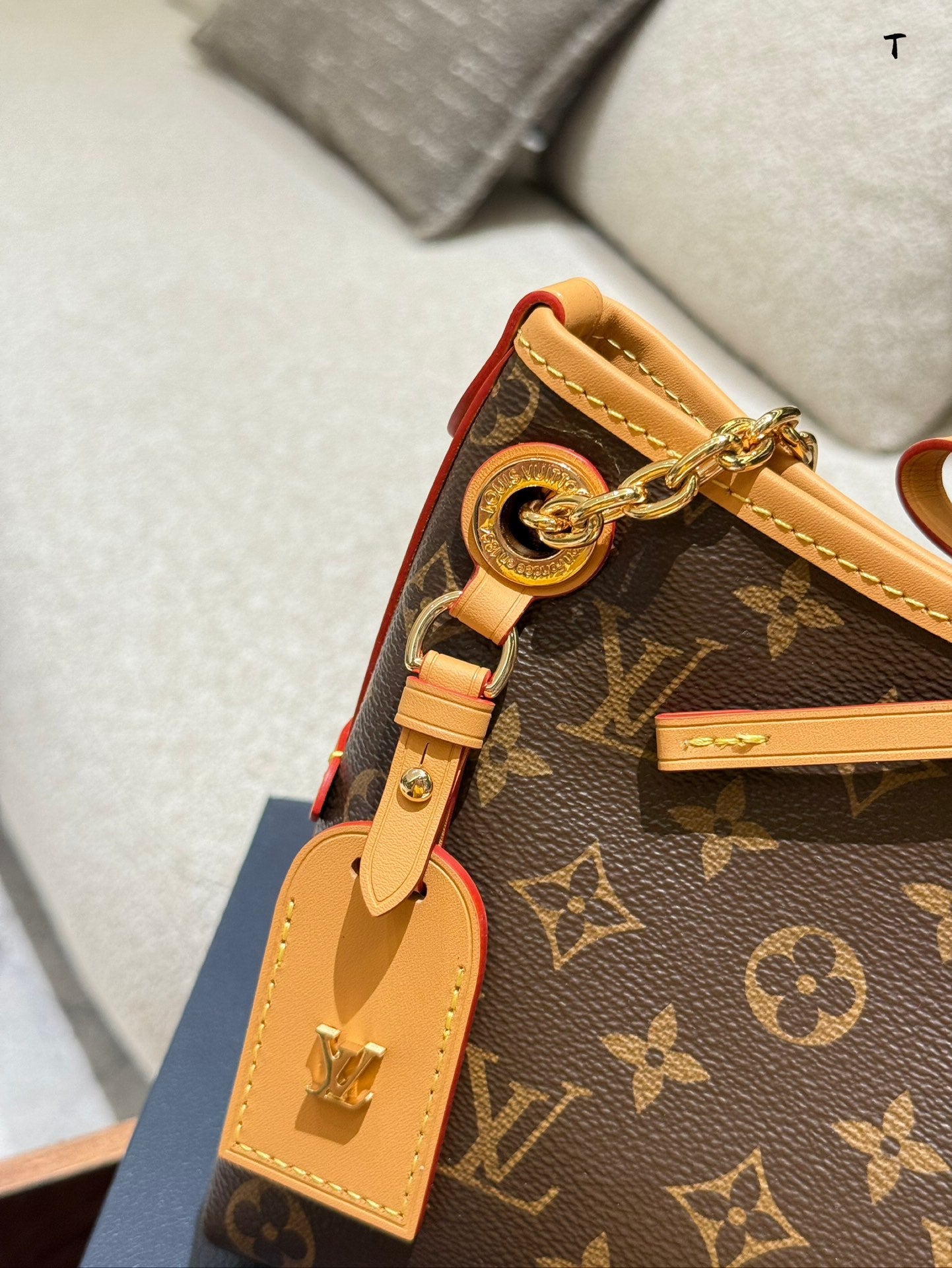 New stylish and versatile shoulder/crossbody tote bag