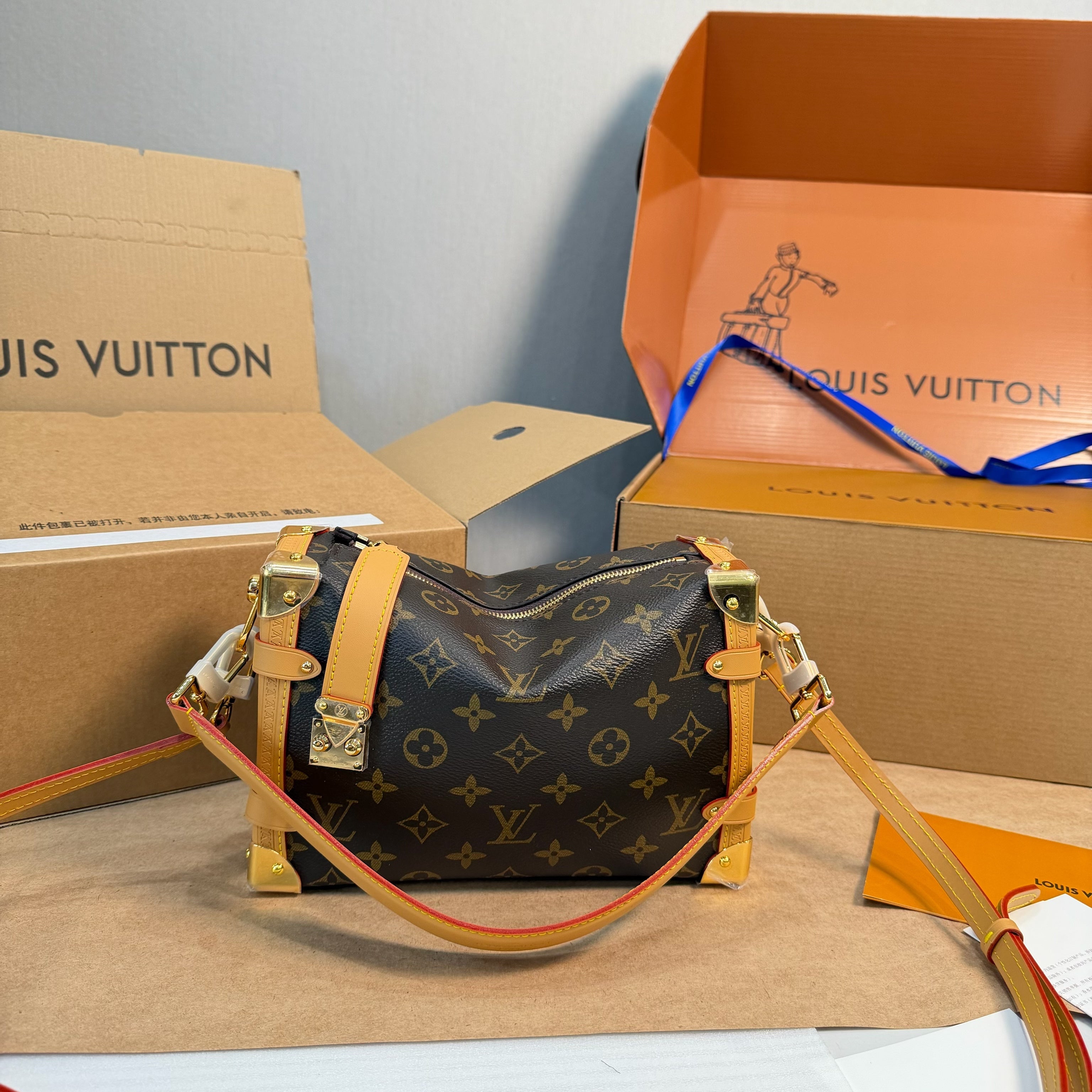New vintage-style printed box bag