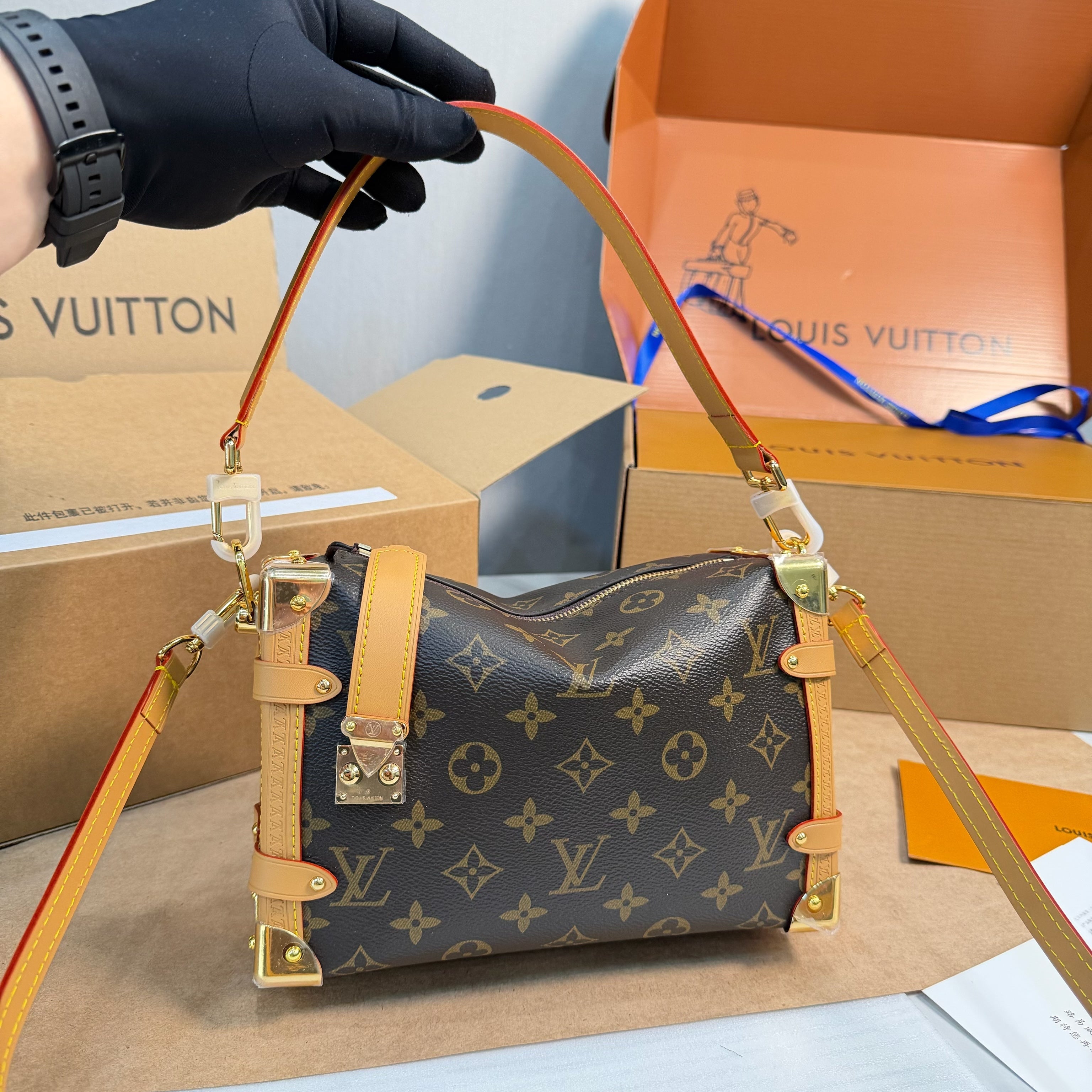 New vintage-style printed box bag