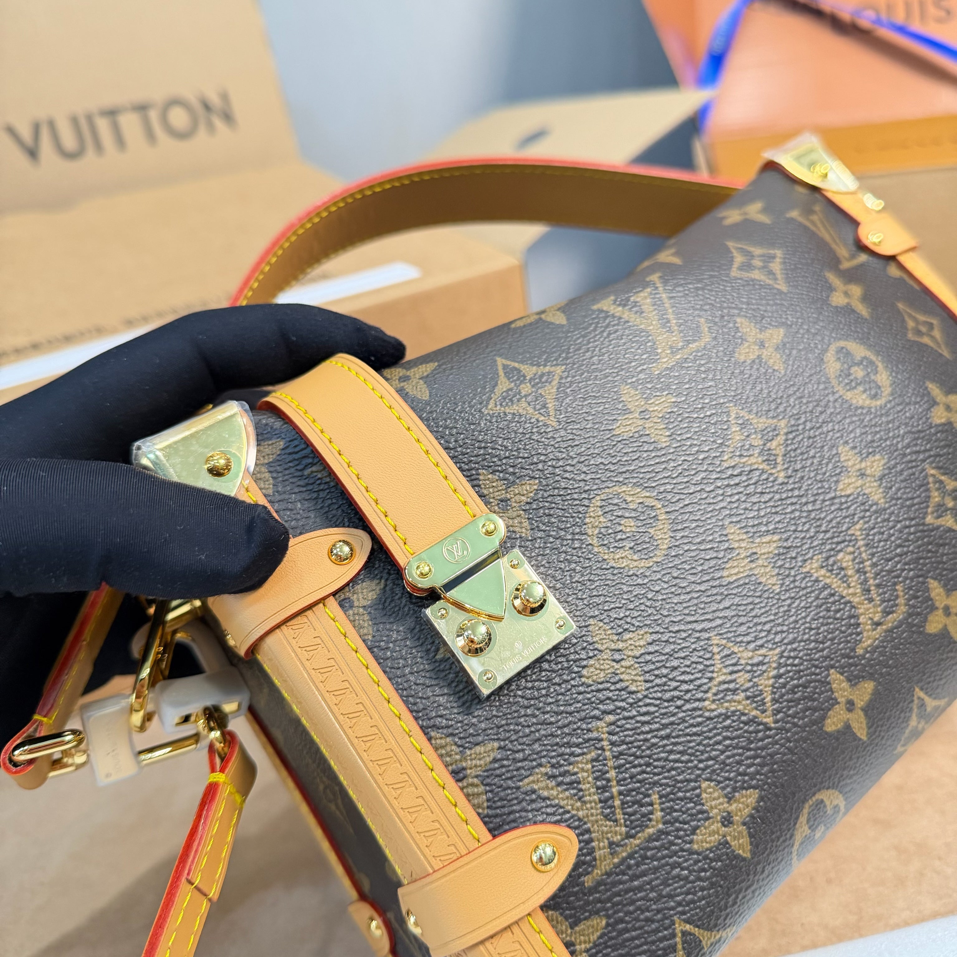 New vintage-style printed box bag