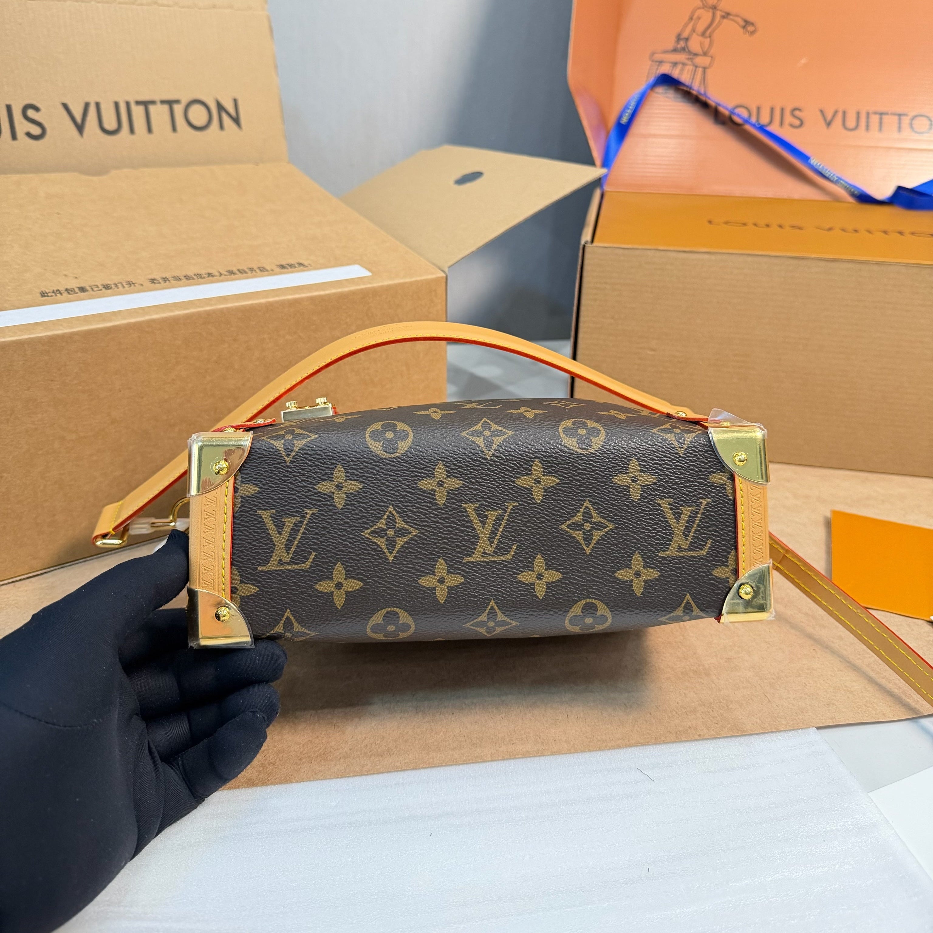 New vintage-style printed box bag