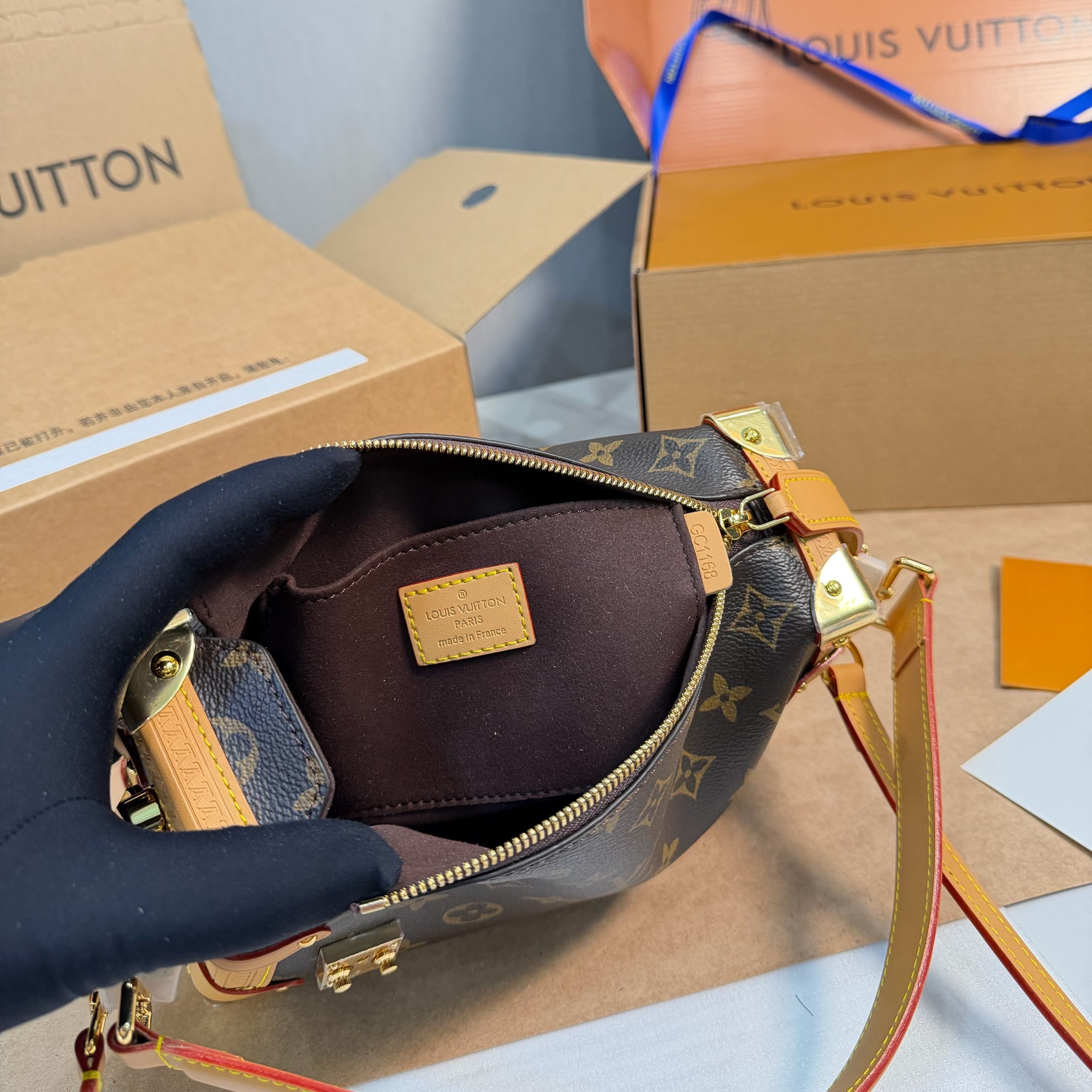 New vintage-style printed box bag