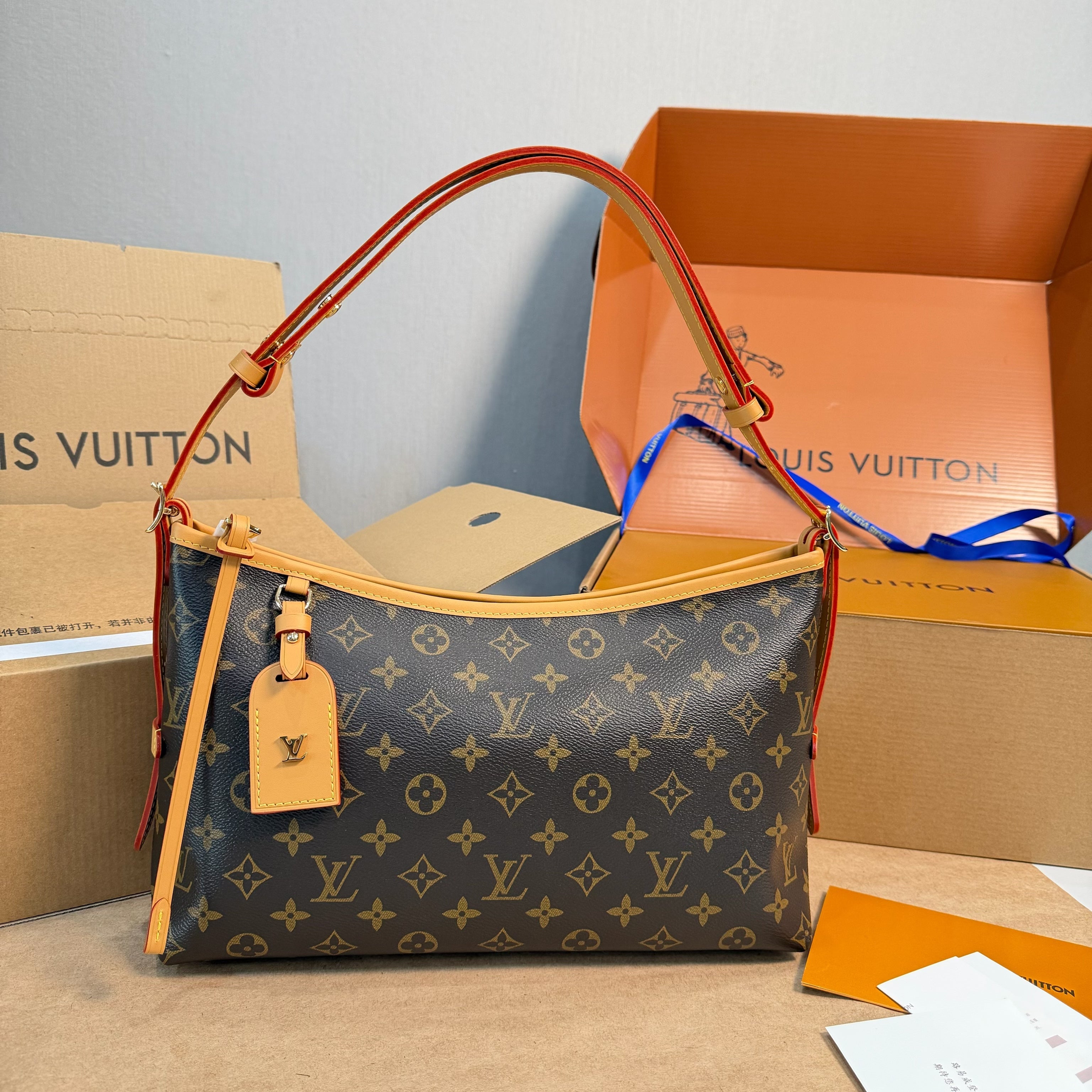 Stylish and simple shoulder bag