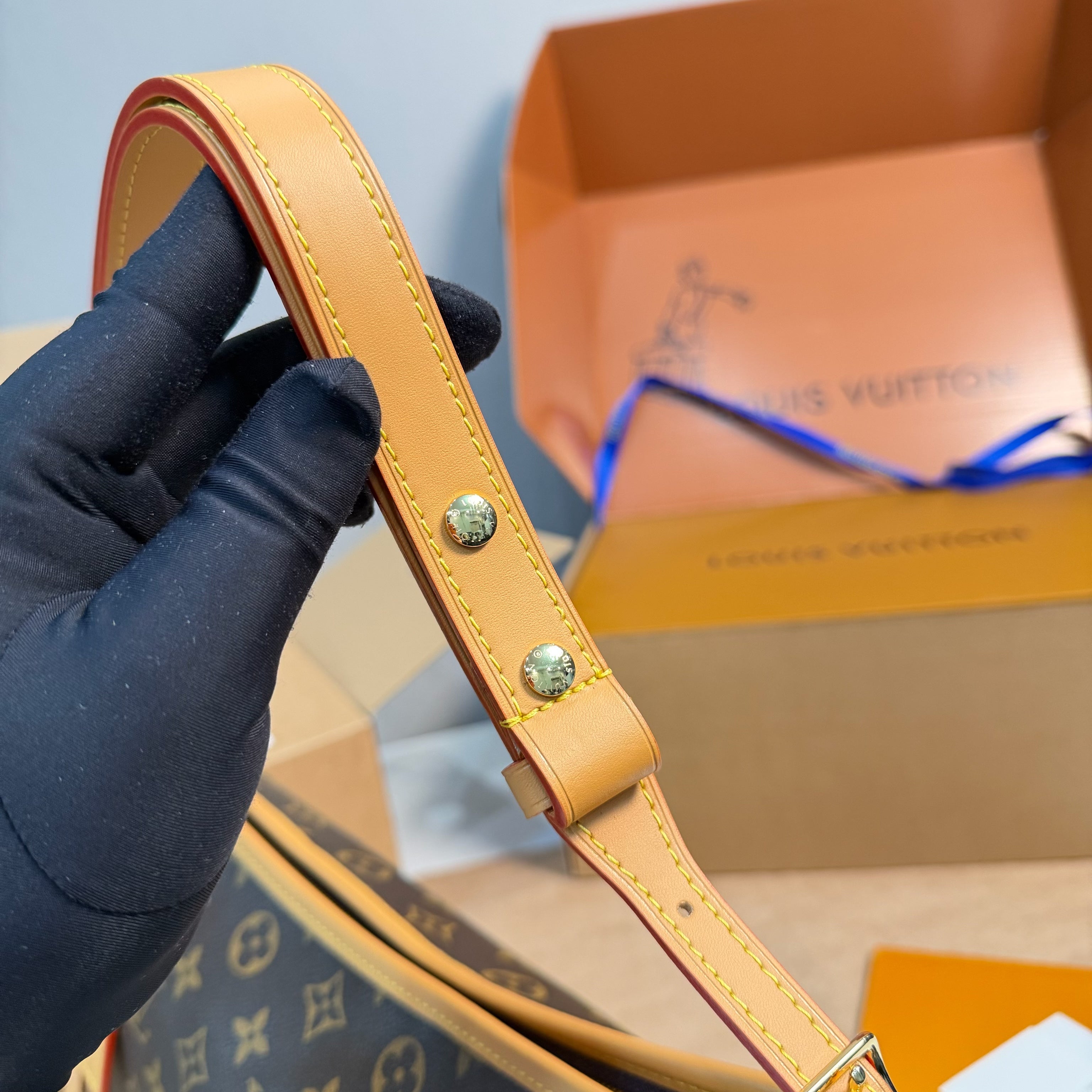 Stylish and simple shoulder bag