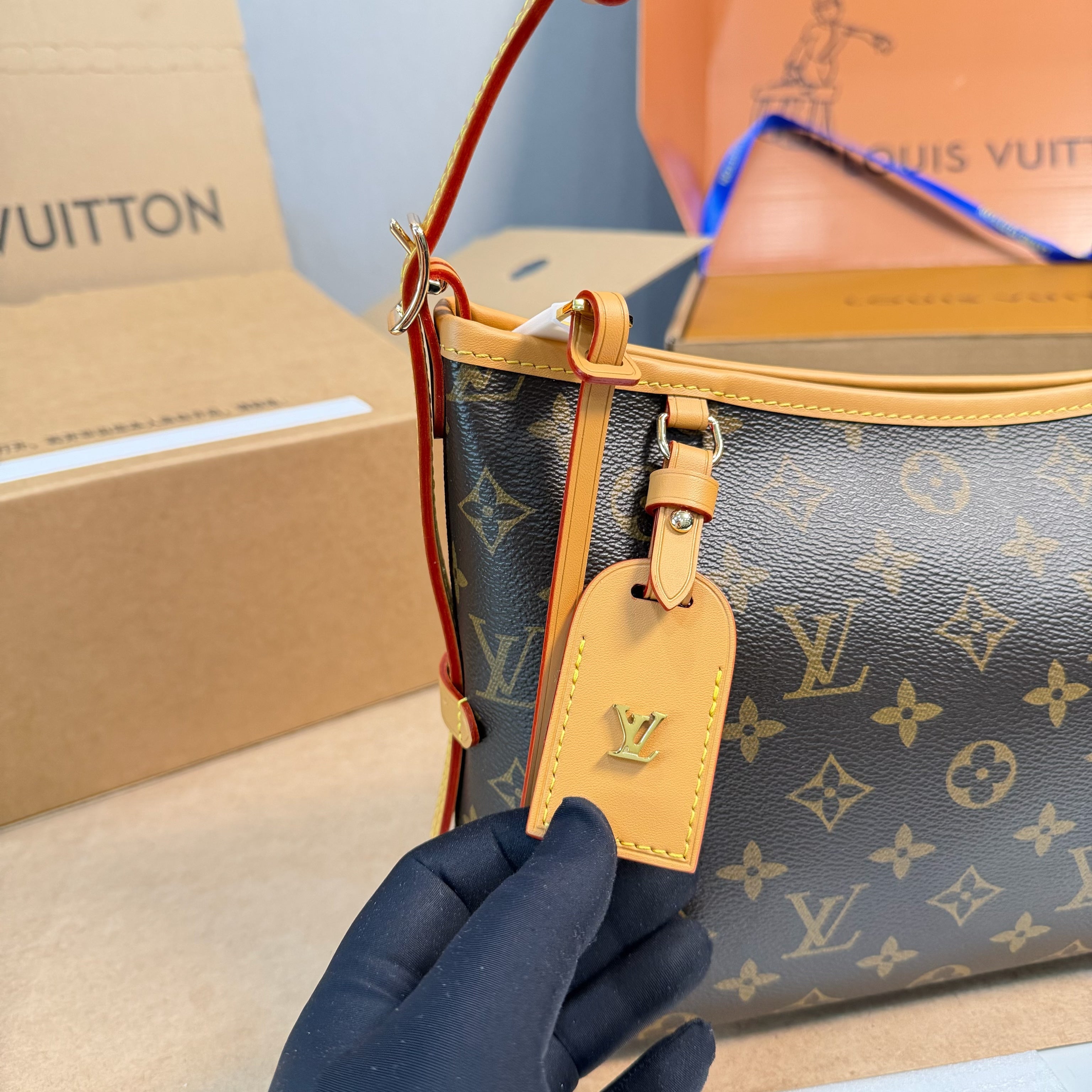 Stylish and simple shoulder bag