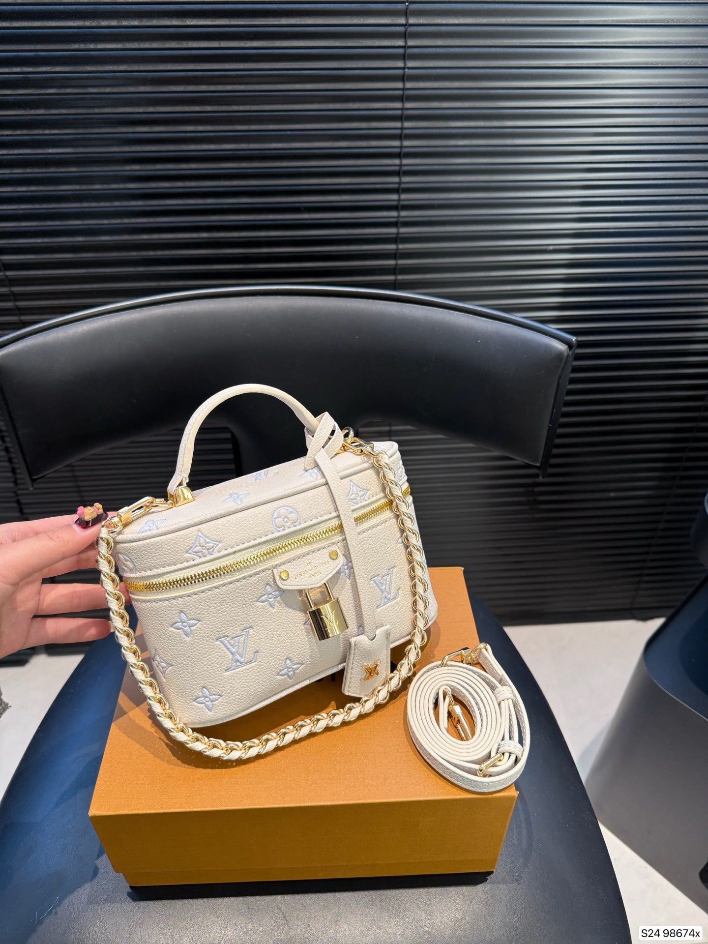 Exquisite makeup bag