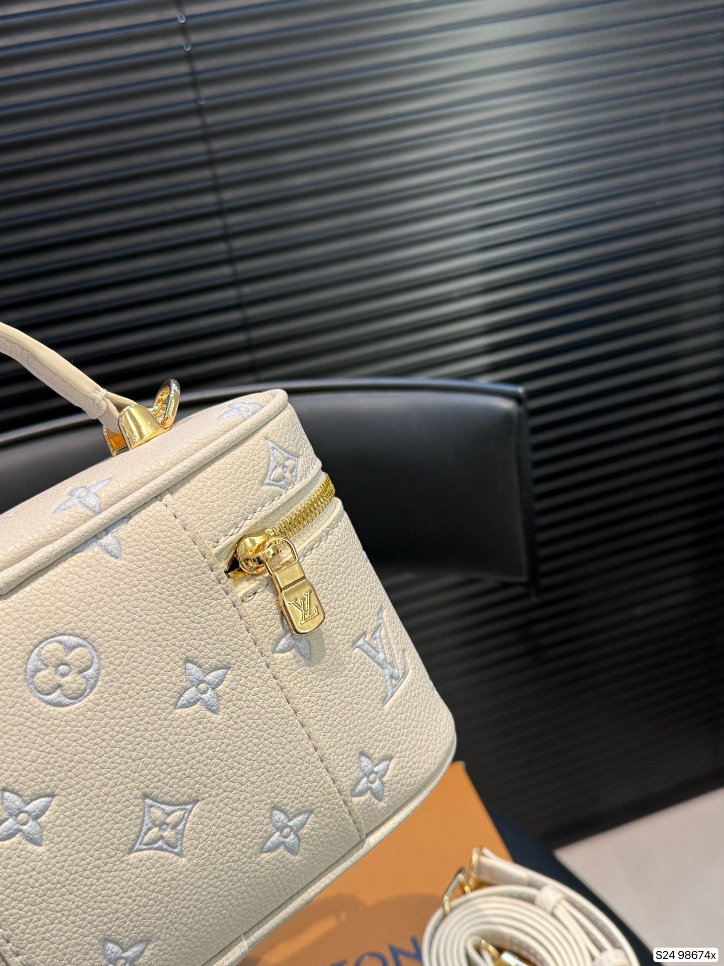 Exquisite makeup bag