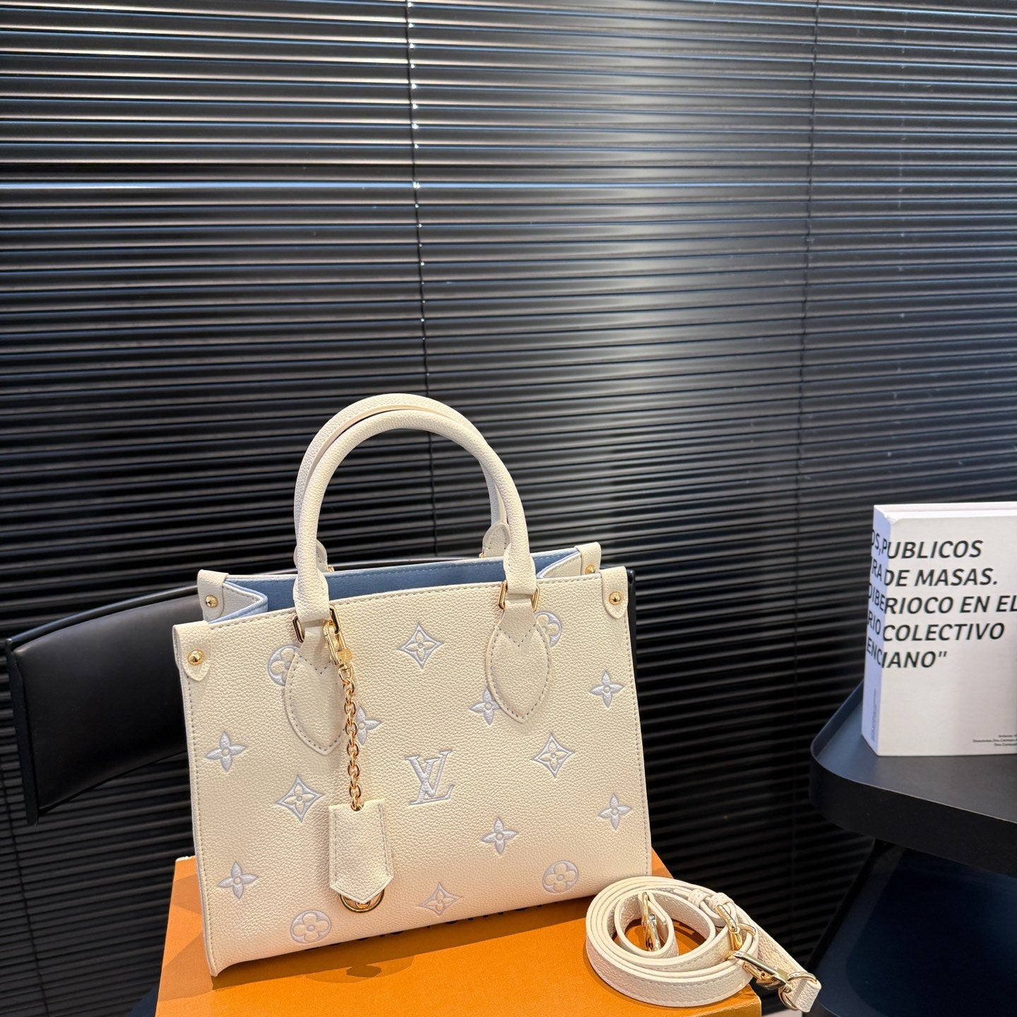 A super popular everyday commuter tote bag.