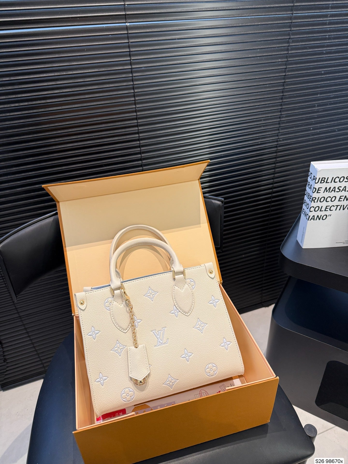 A super popular everyday commuter tote bag.