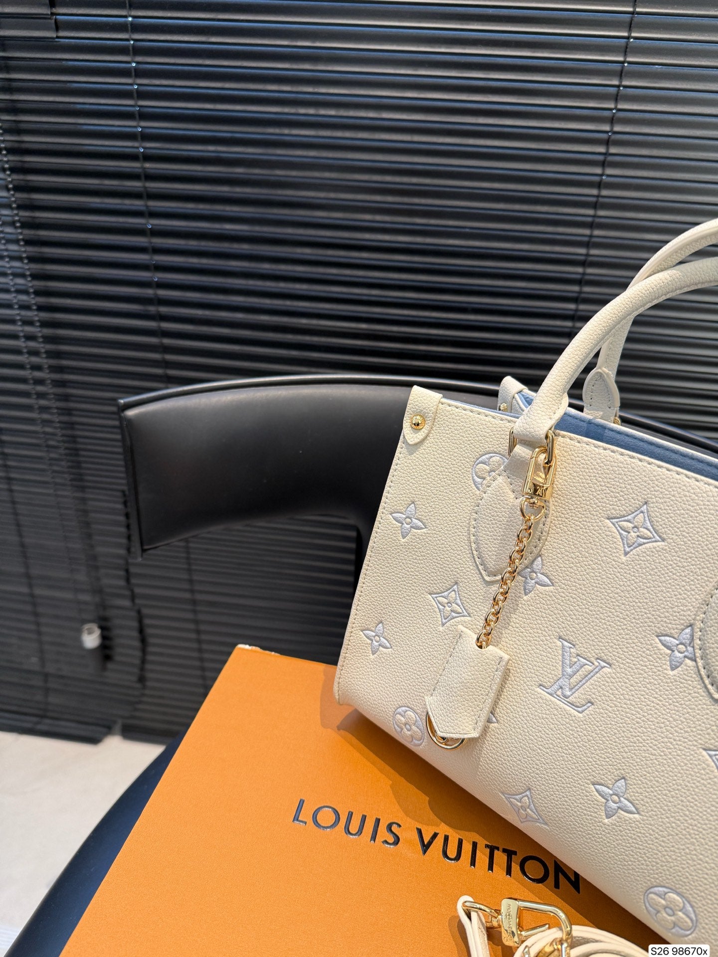 A super popular everyday commuter tote bag.