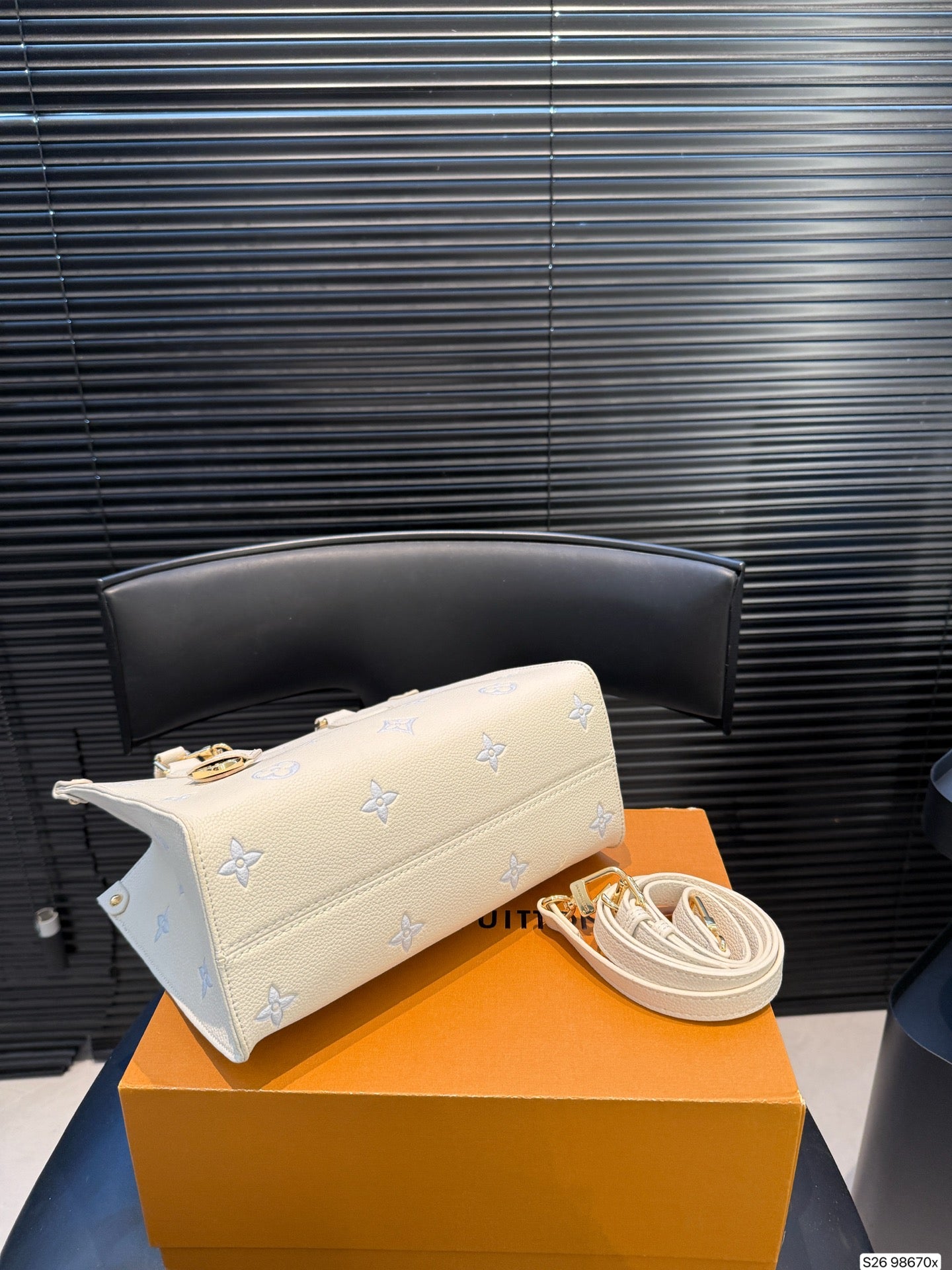 A super popular everyday commuter tote bag.