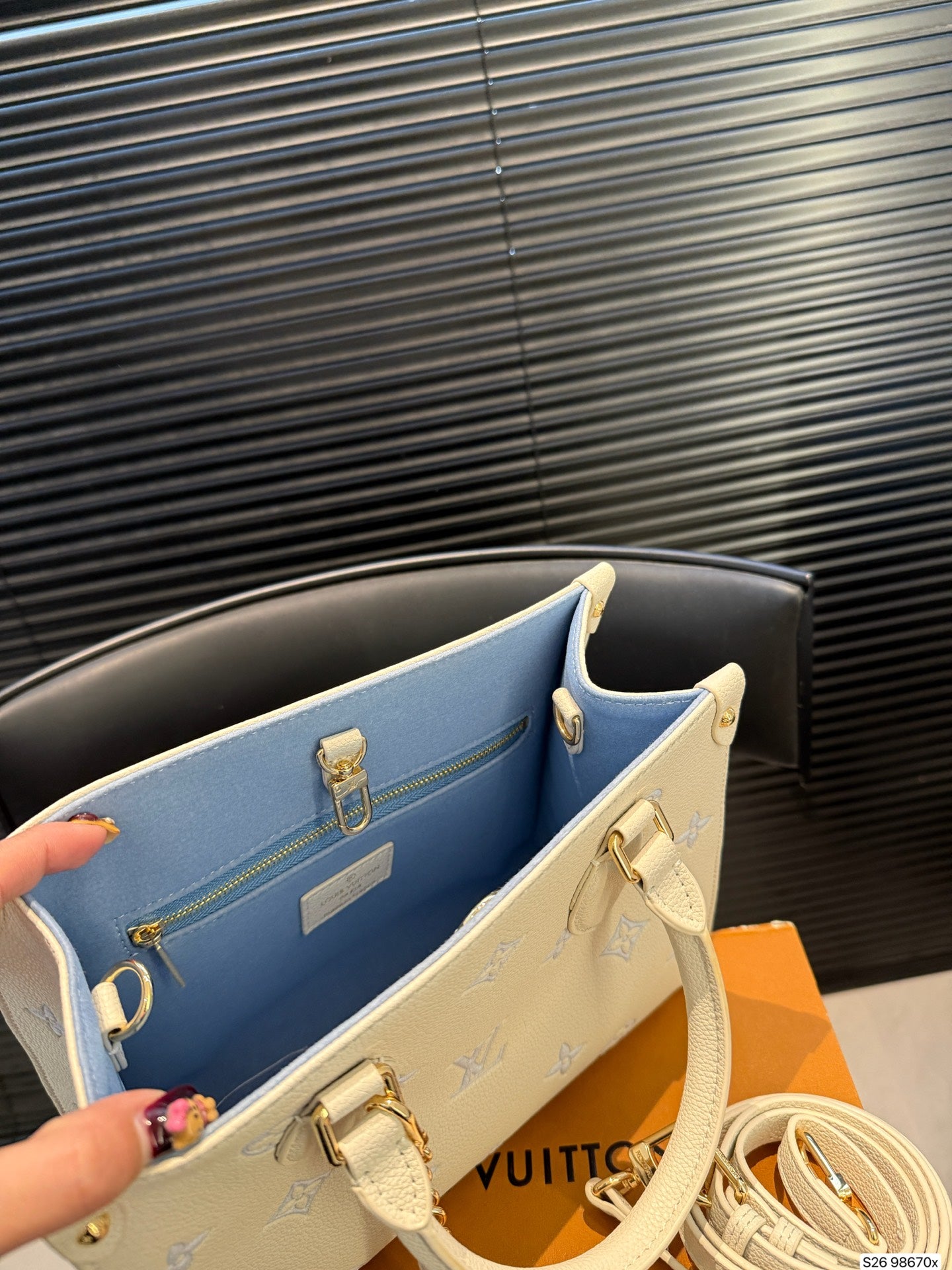 A super popular everyday commuter tote bag.