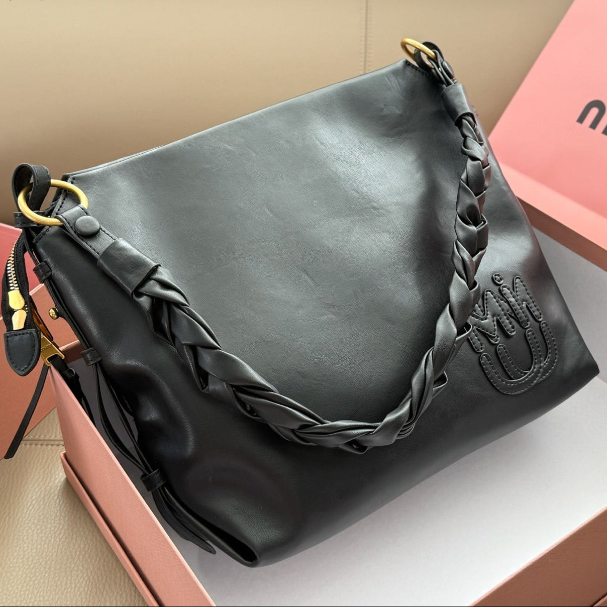 Casual everyday commuter shoulder bag