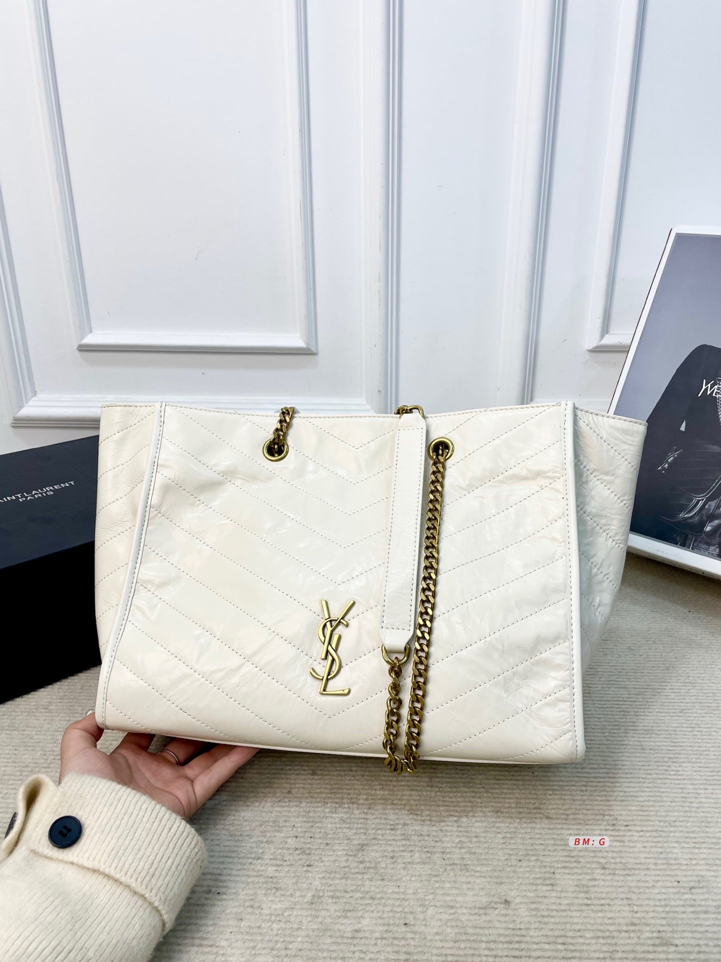 Simple, elegant, and high-quality shopping bag.