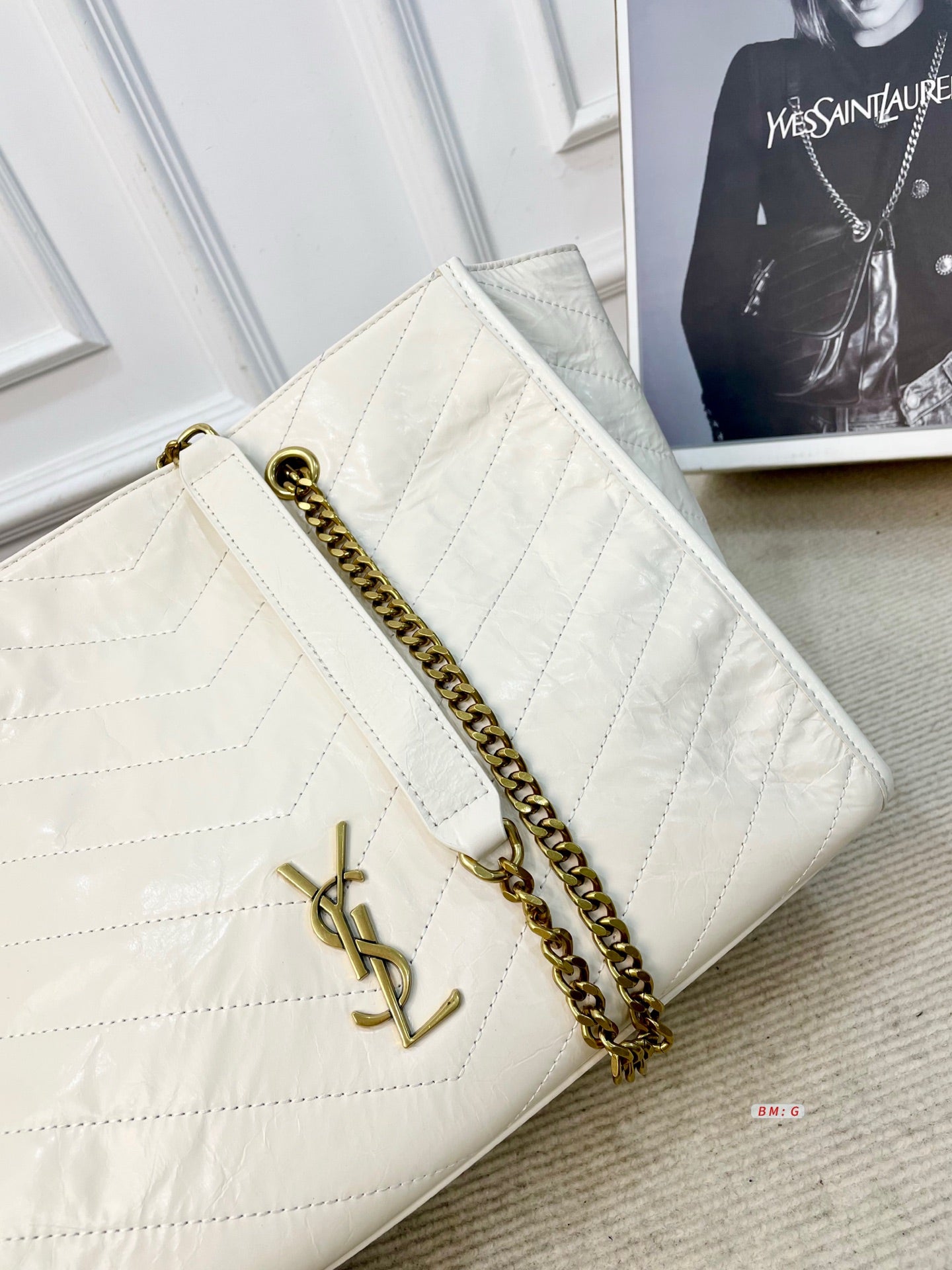 Simple, elegant, and high-quality shopping bag.