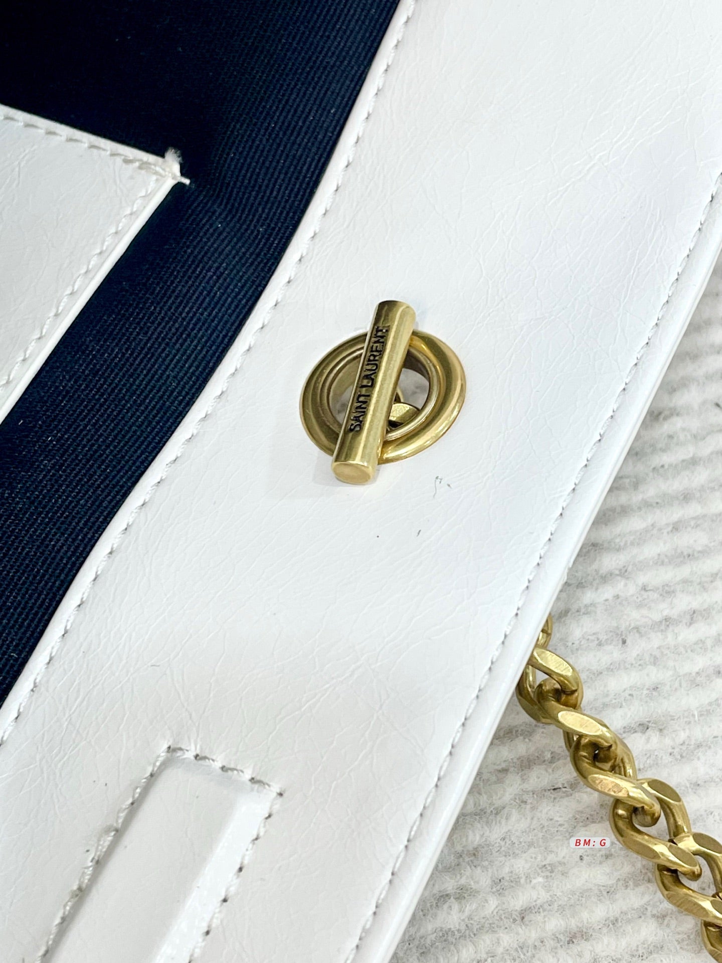 Simple, elegant, and high-quality shopping bag.