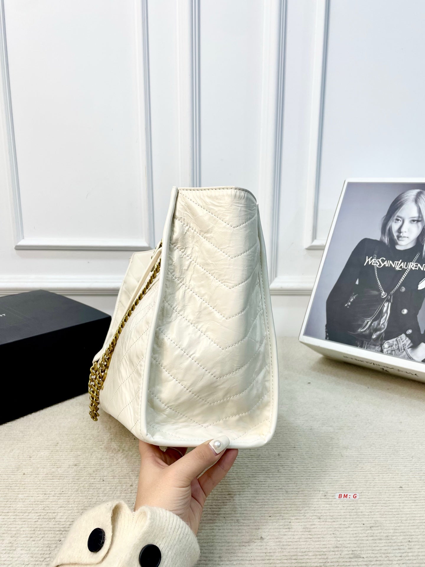 Simple, elegant, and high-quality shopping bag.