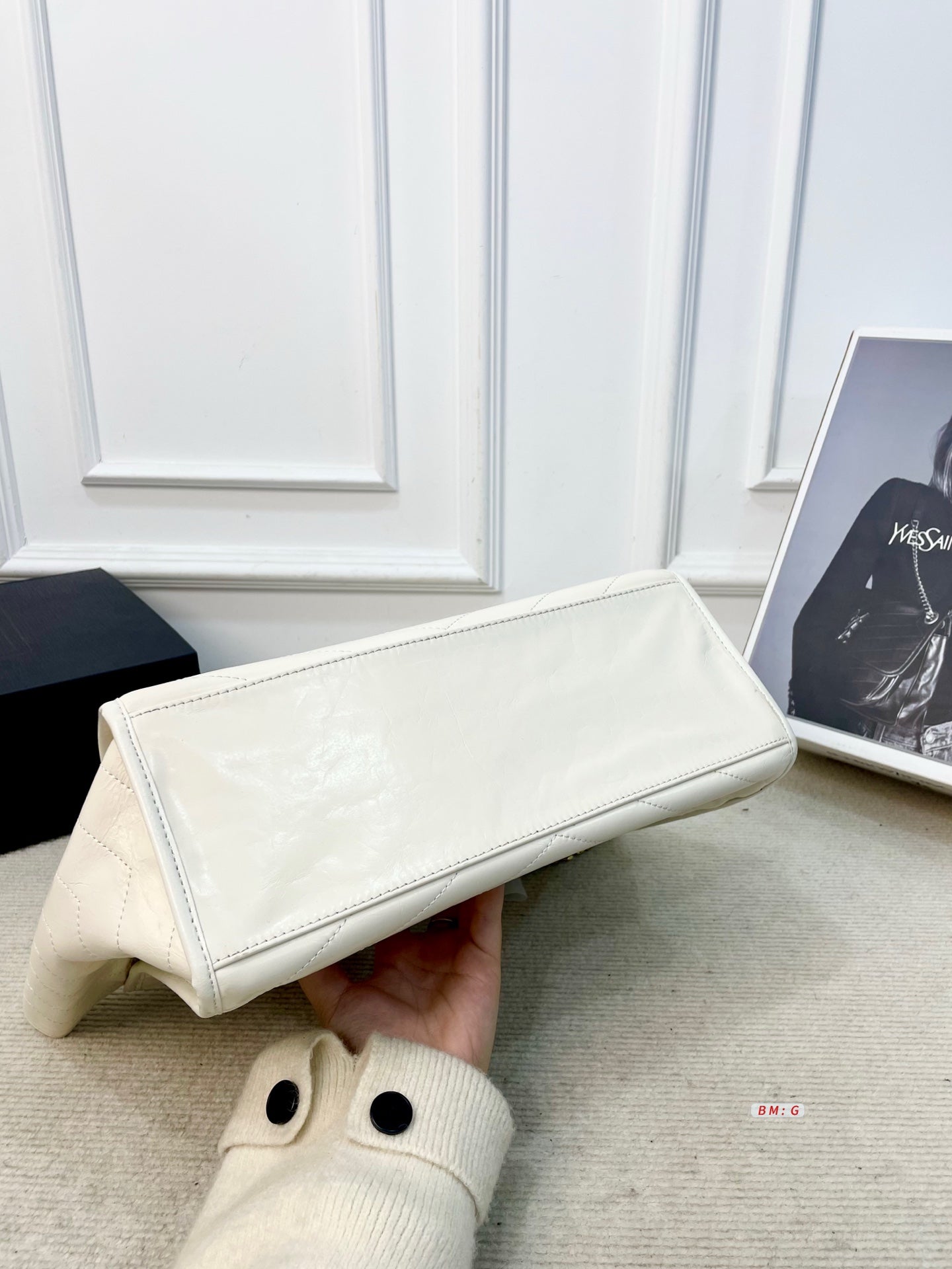 Simple, elegant, and high-quality shopping bag.