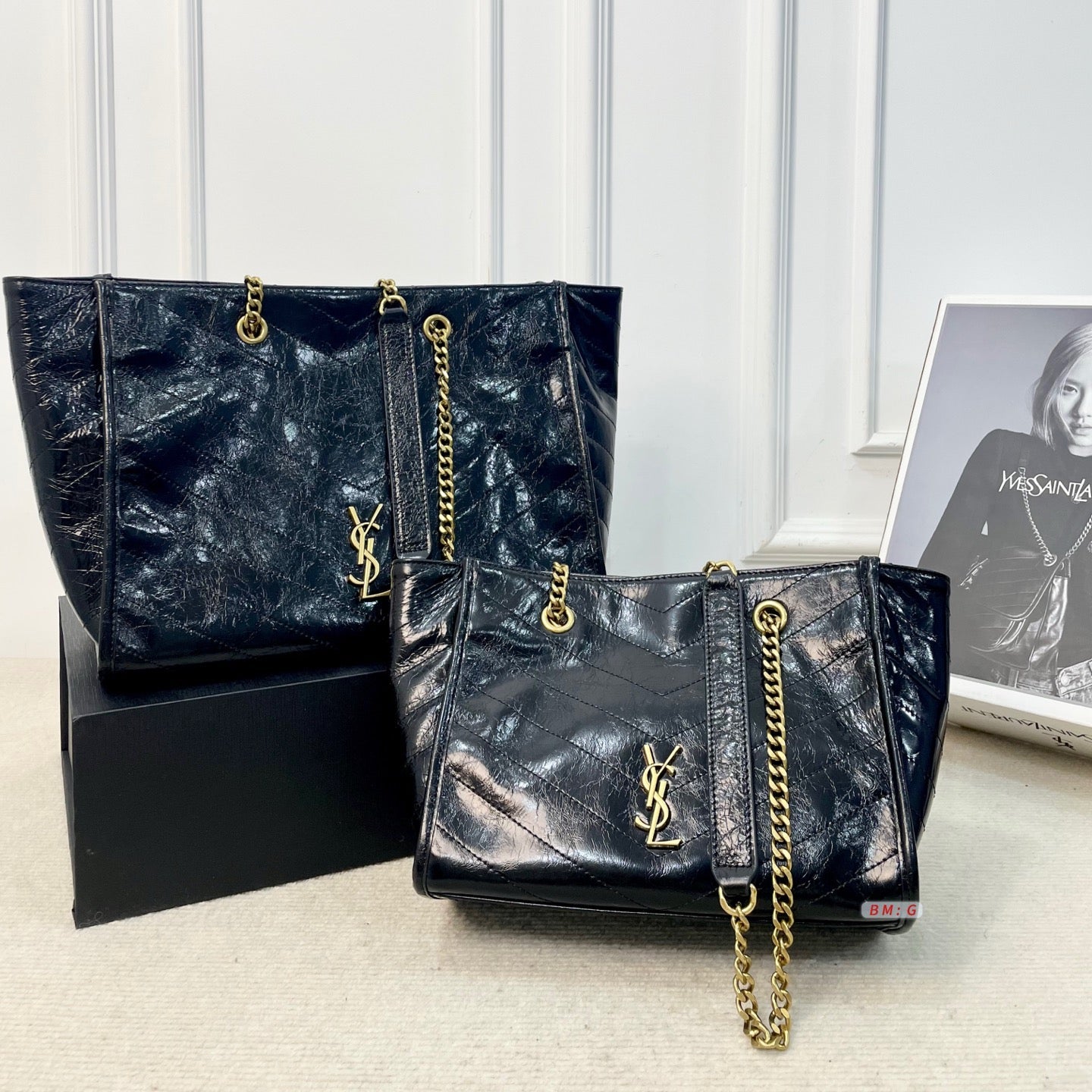 Simple, elegant, and high-quality shopping bag.