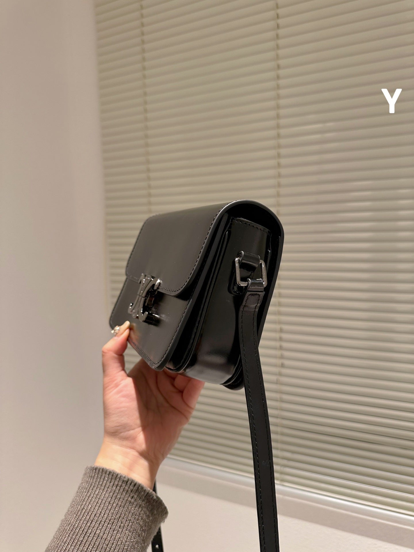 Premium feeling leather underarm bag