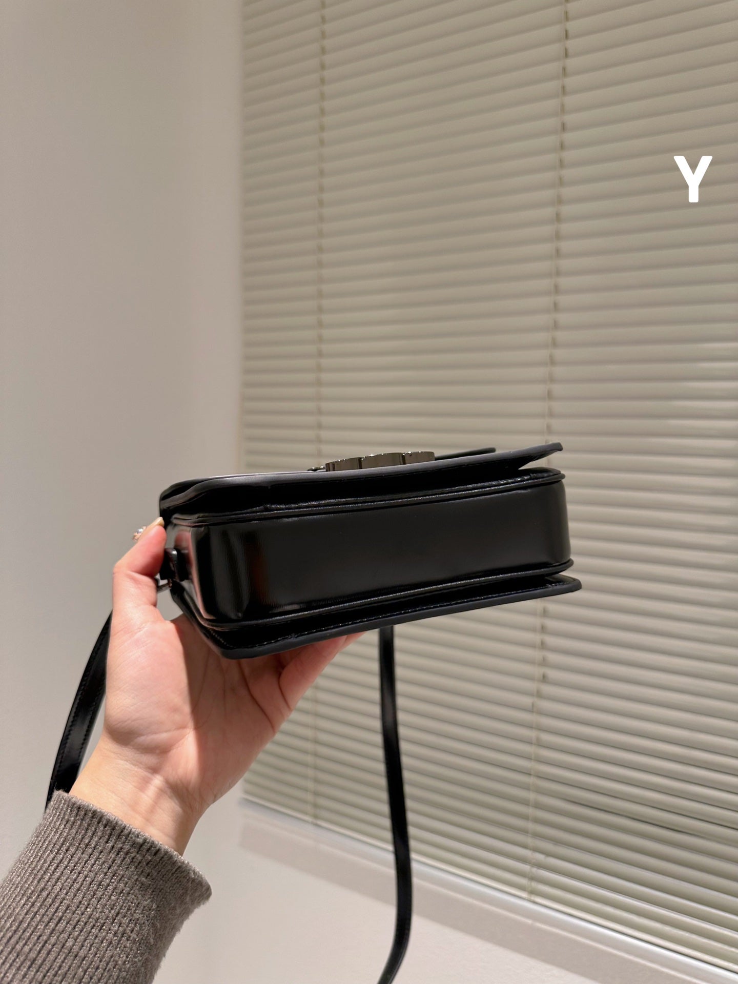 Premium feeling leather underarm bag