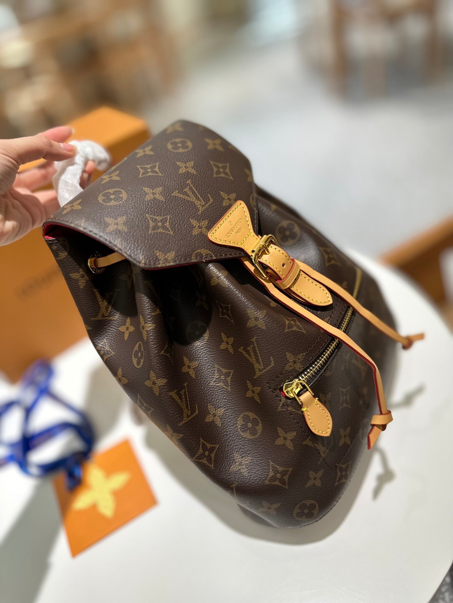 Large capacity shoulder travel bag