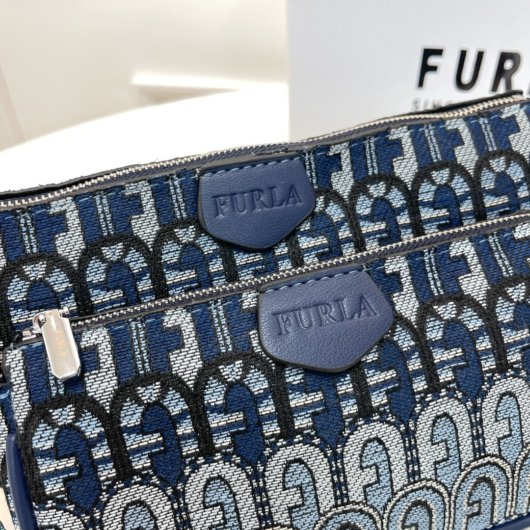 Chain wide shoulder bag