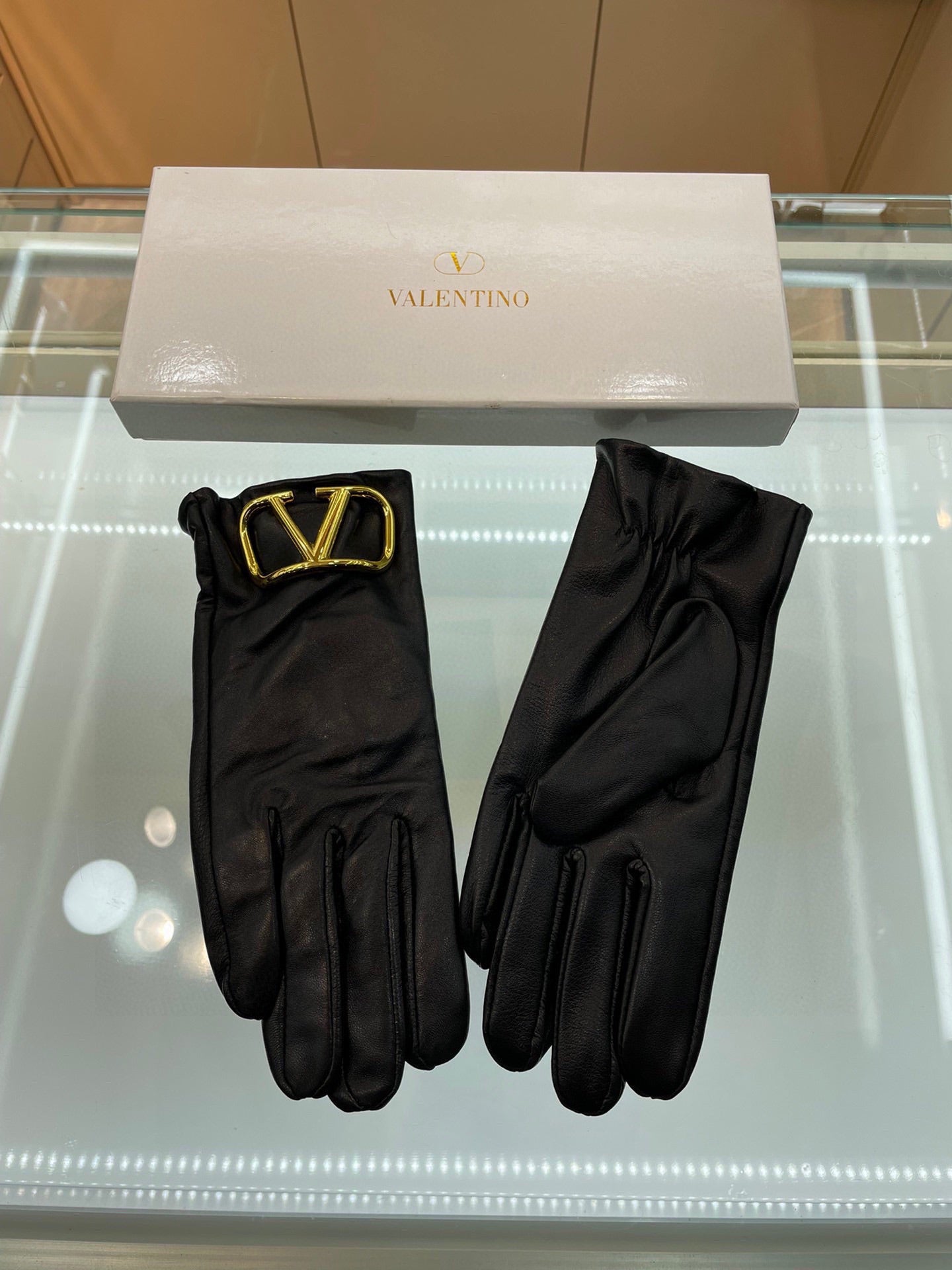 V  23 years new sheepskin gloves (official website synchronisation)