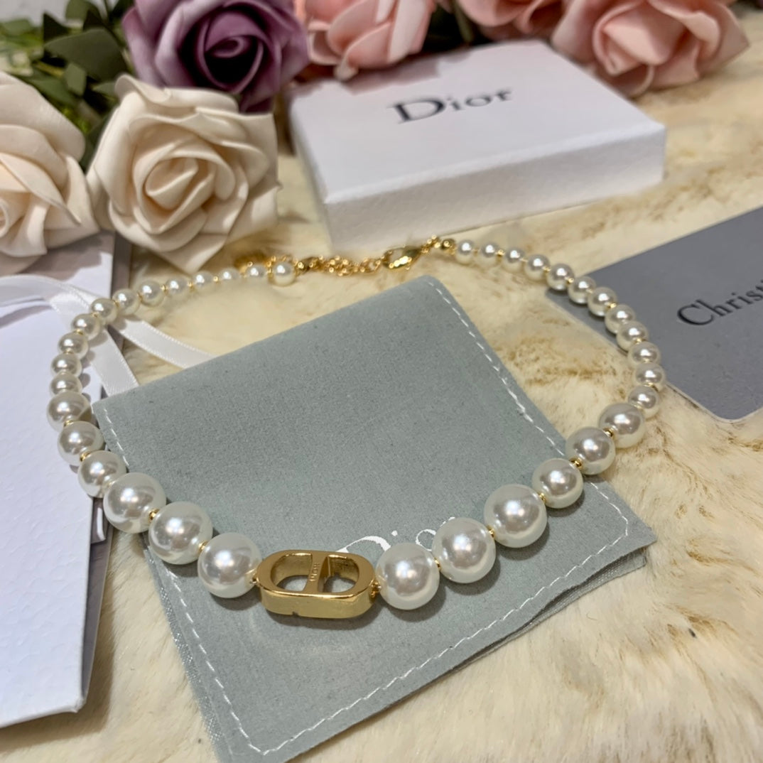DR* pearl necklace