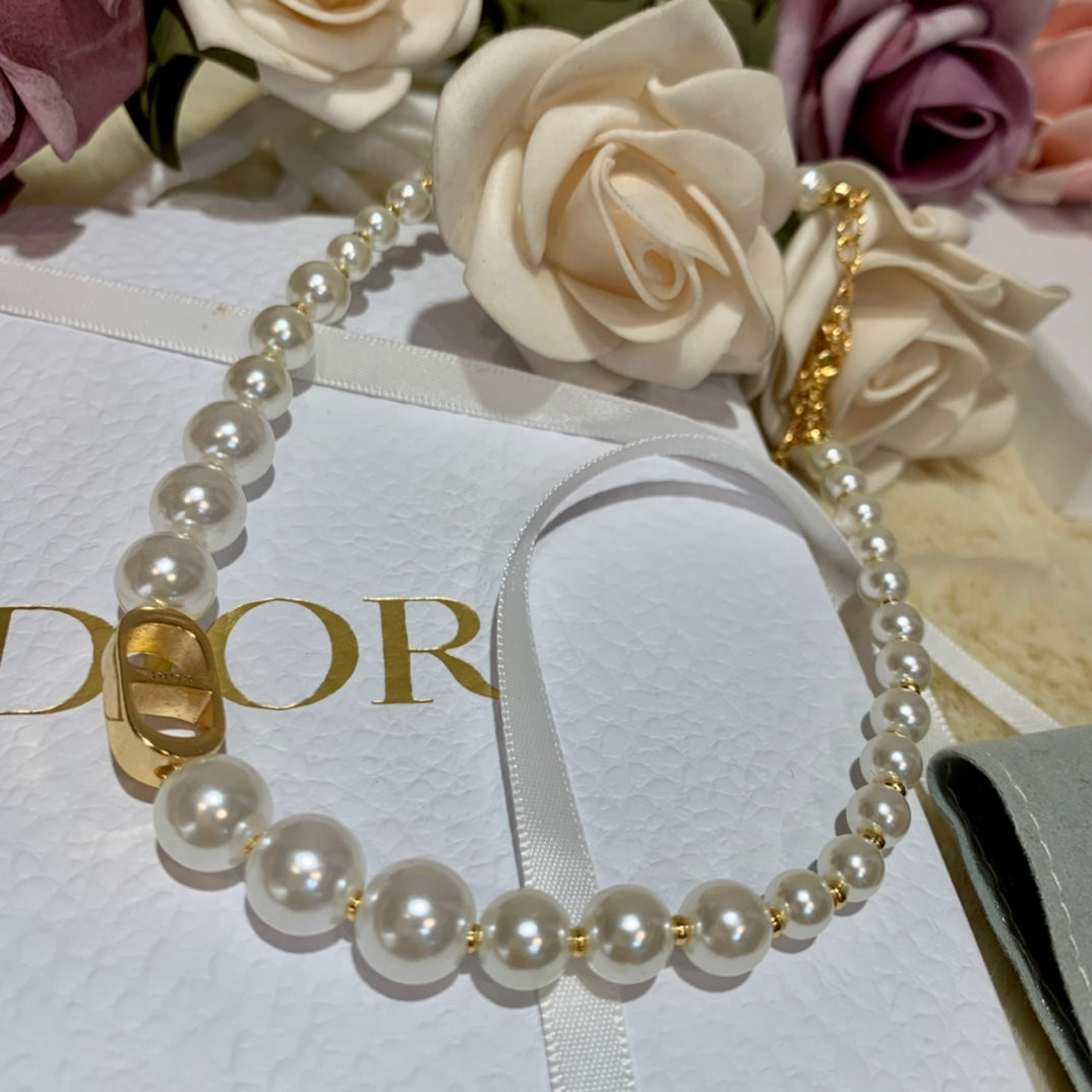 DR* pearl necklace