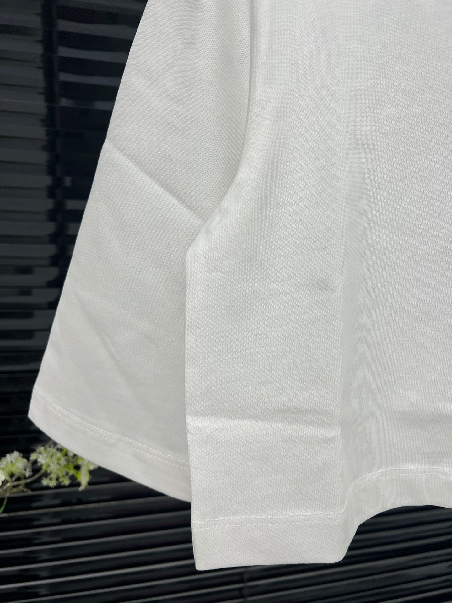 LO* 24 printed super short T-shirt