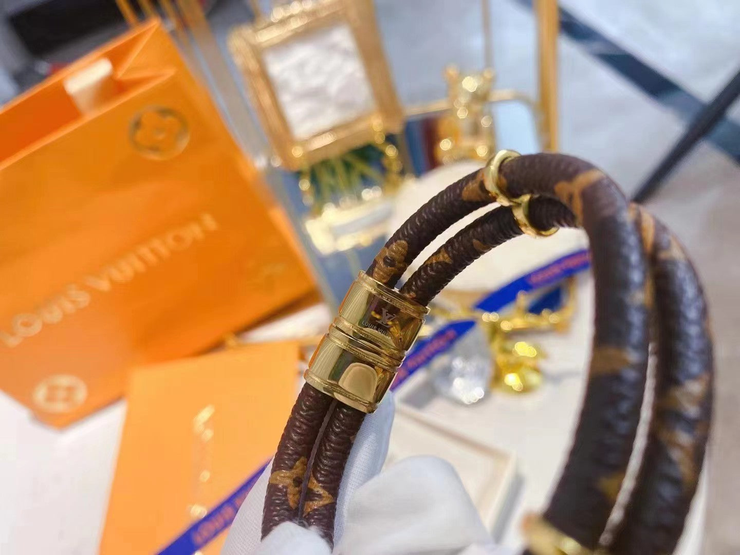 LO* Presbyopia leather bracelet