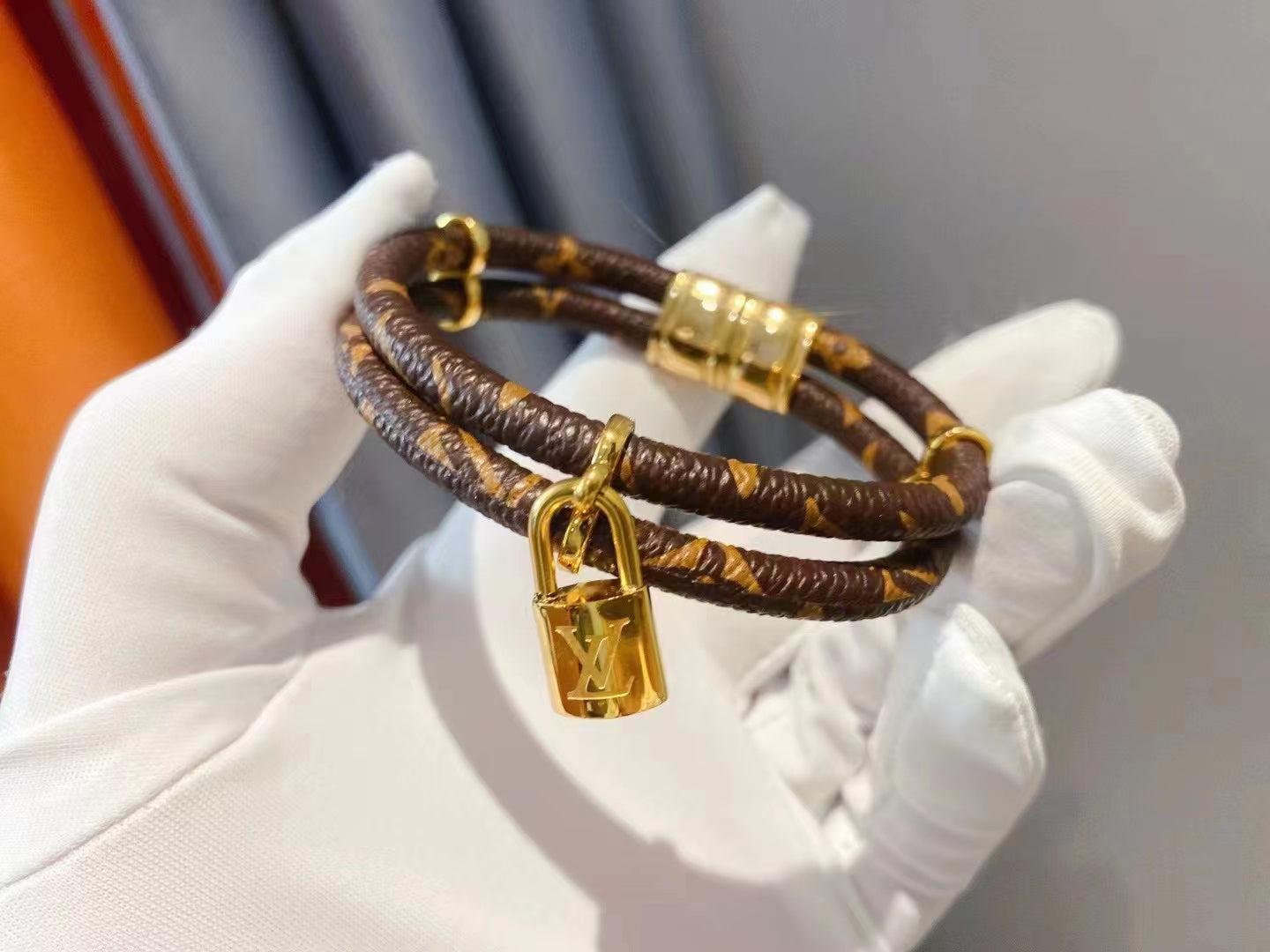 LO* Presbyopia leather bracelet