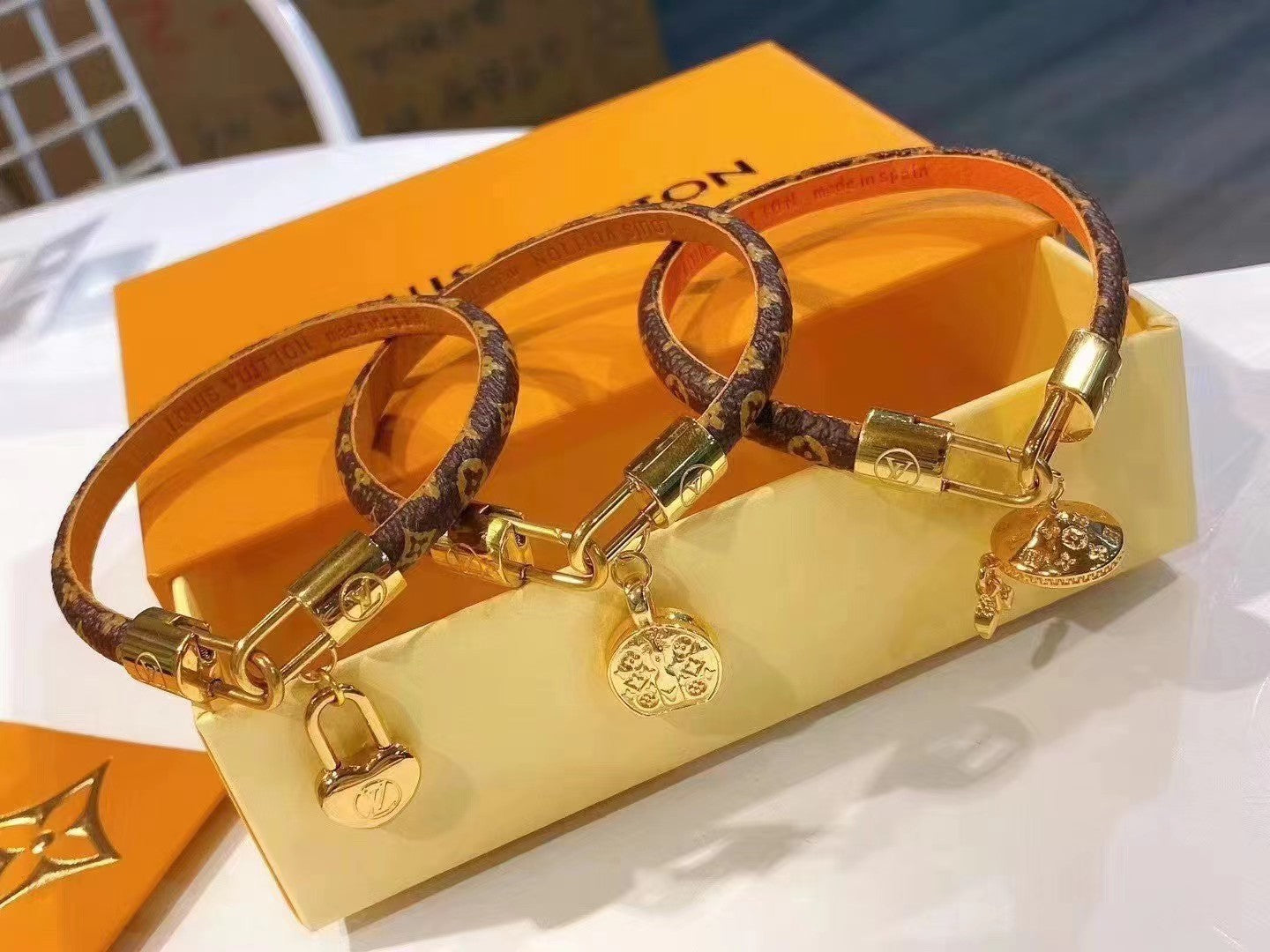 LO* Presbyopia leather bracelet