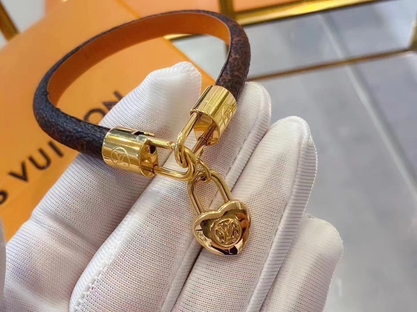 LO* Presbyopia leather bracelet