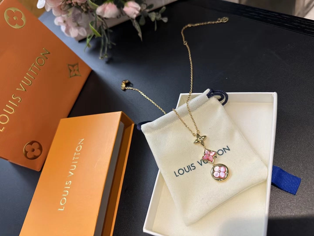 LOU new necklace (counter packaging)